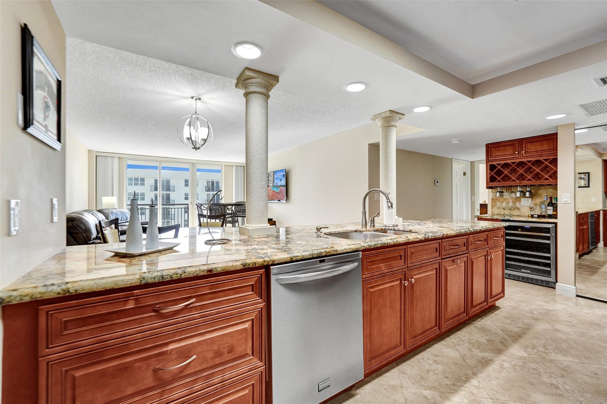 1149 Hillsboro Mile 904