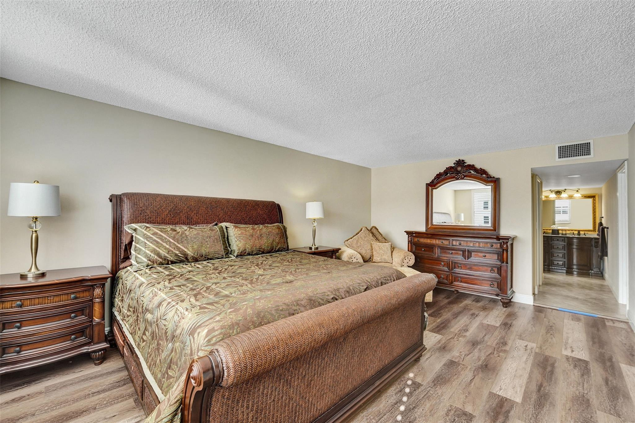 1149 Hillsboro Mile 904