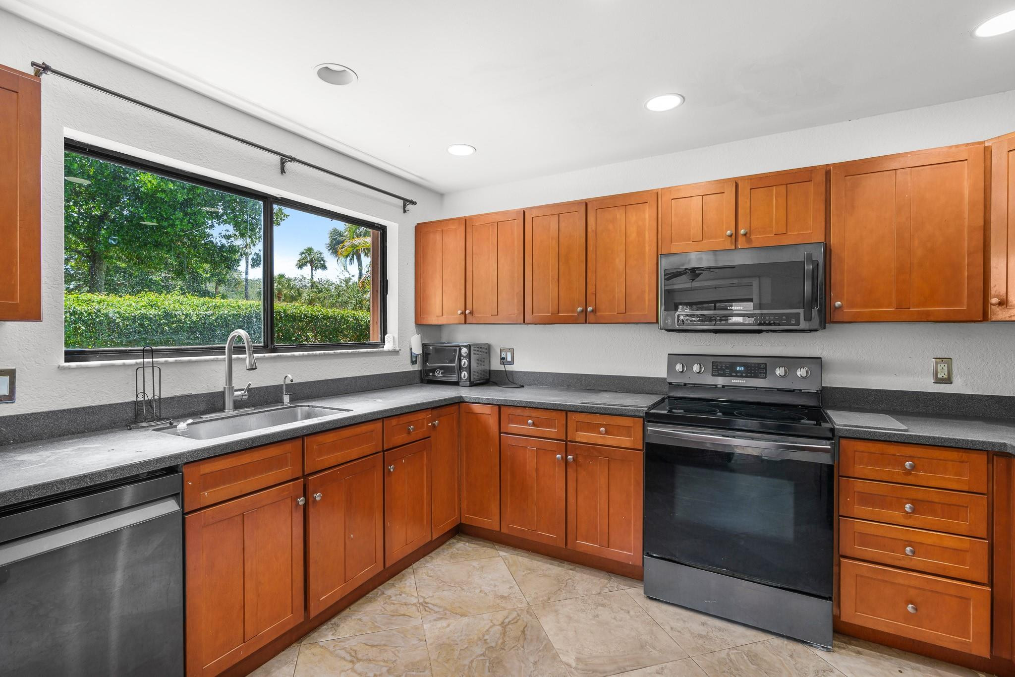 749 NW 40th Ter