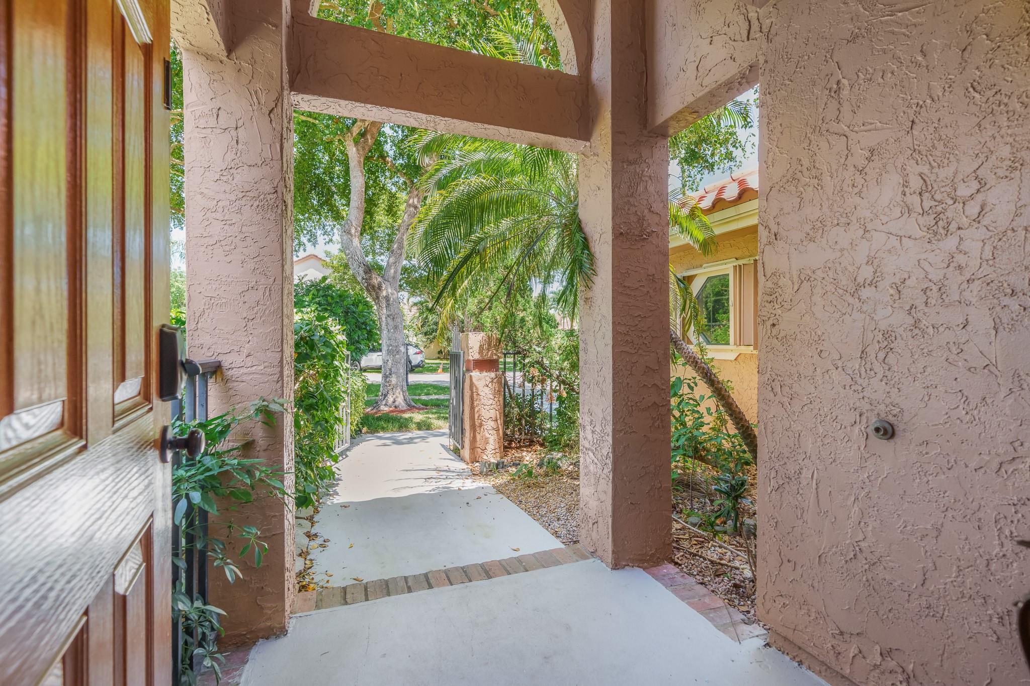 749 NW 40th Ter
