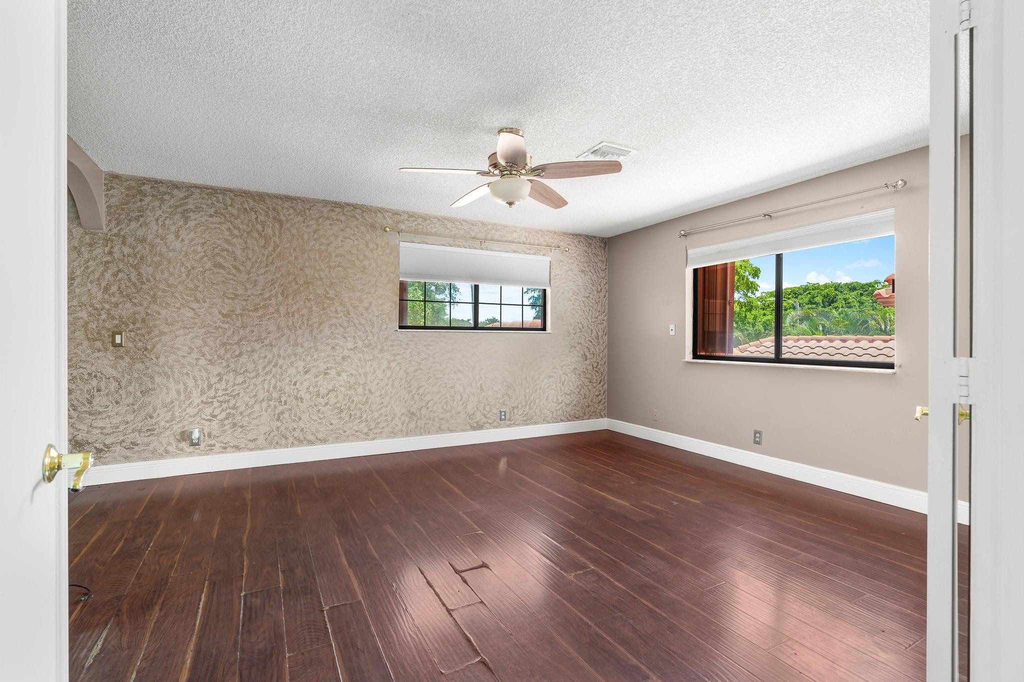 749 NW 40th Ter