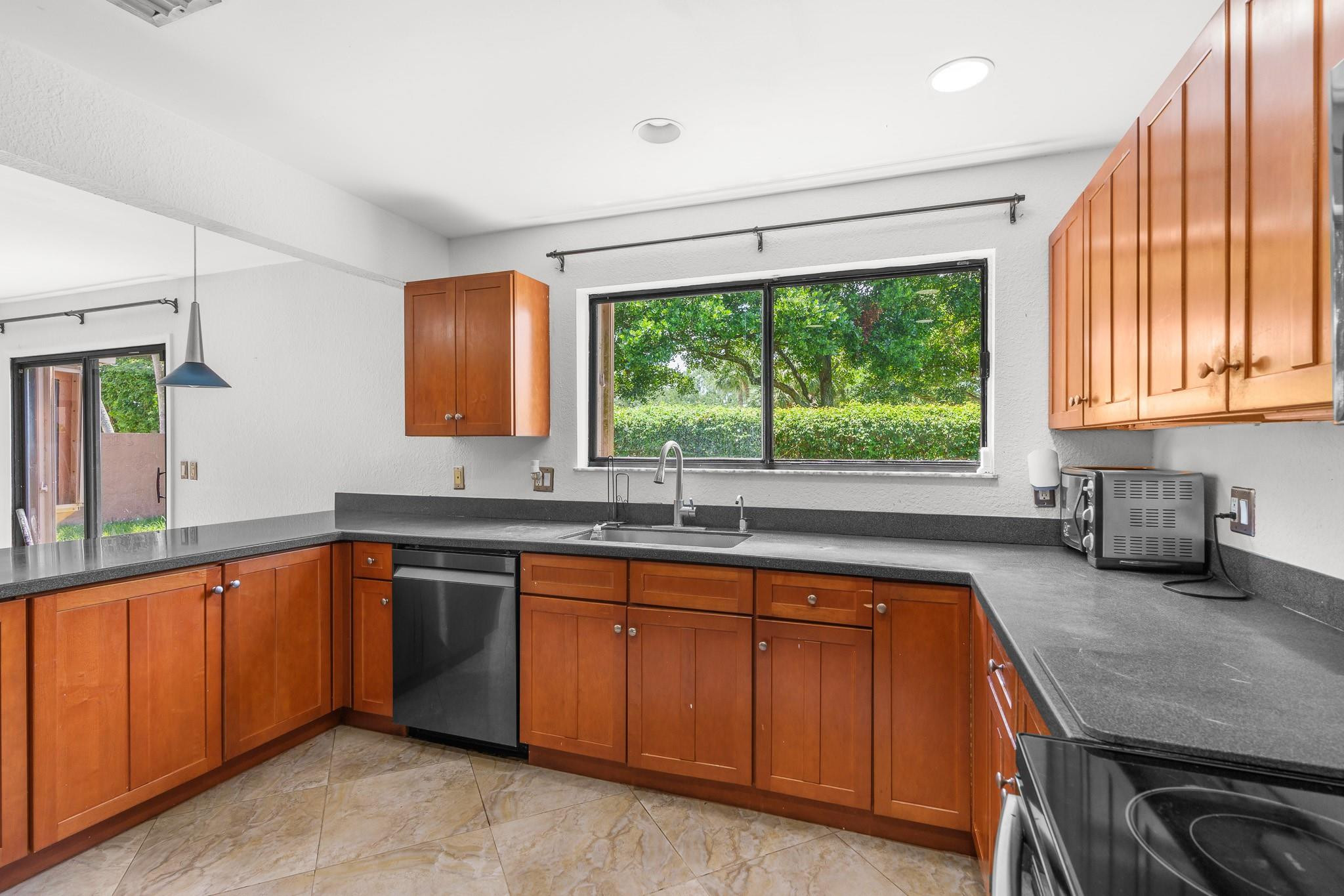 749 NW 40th Ter