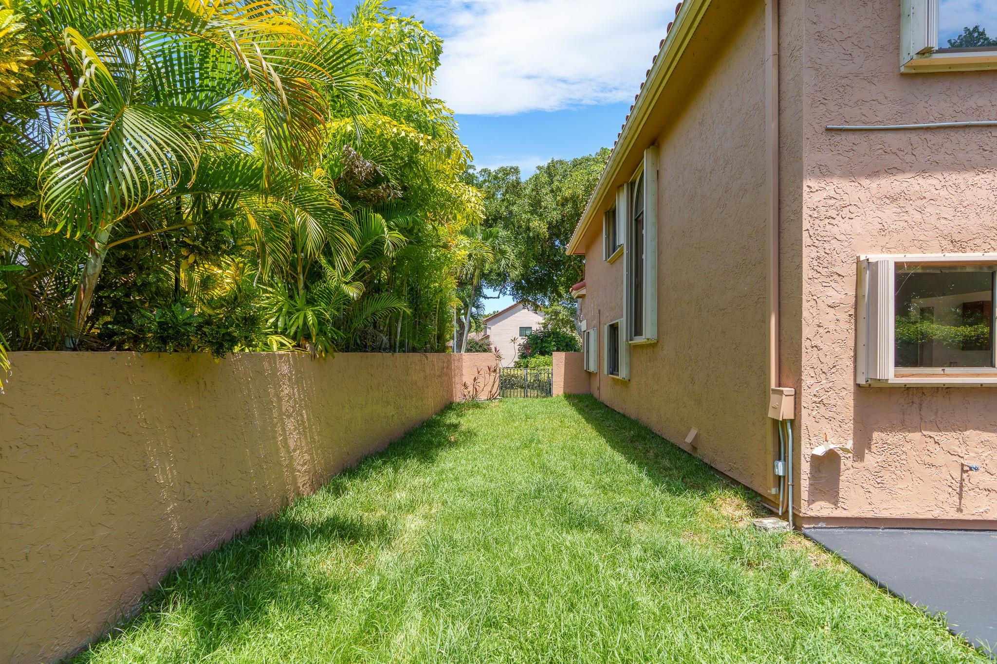 749 NW 40th Ter