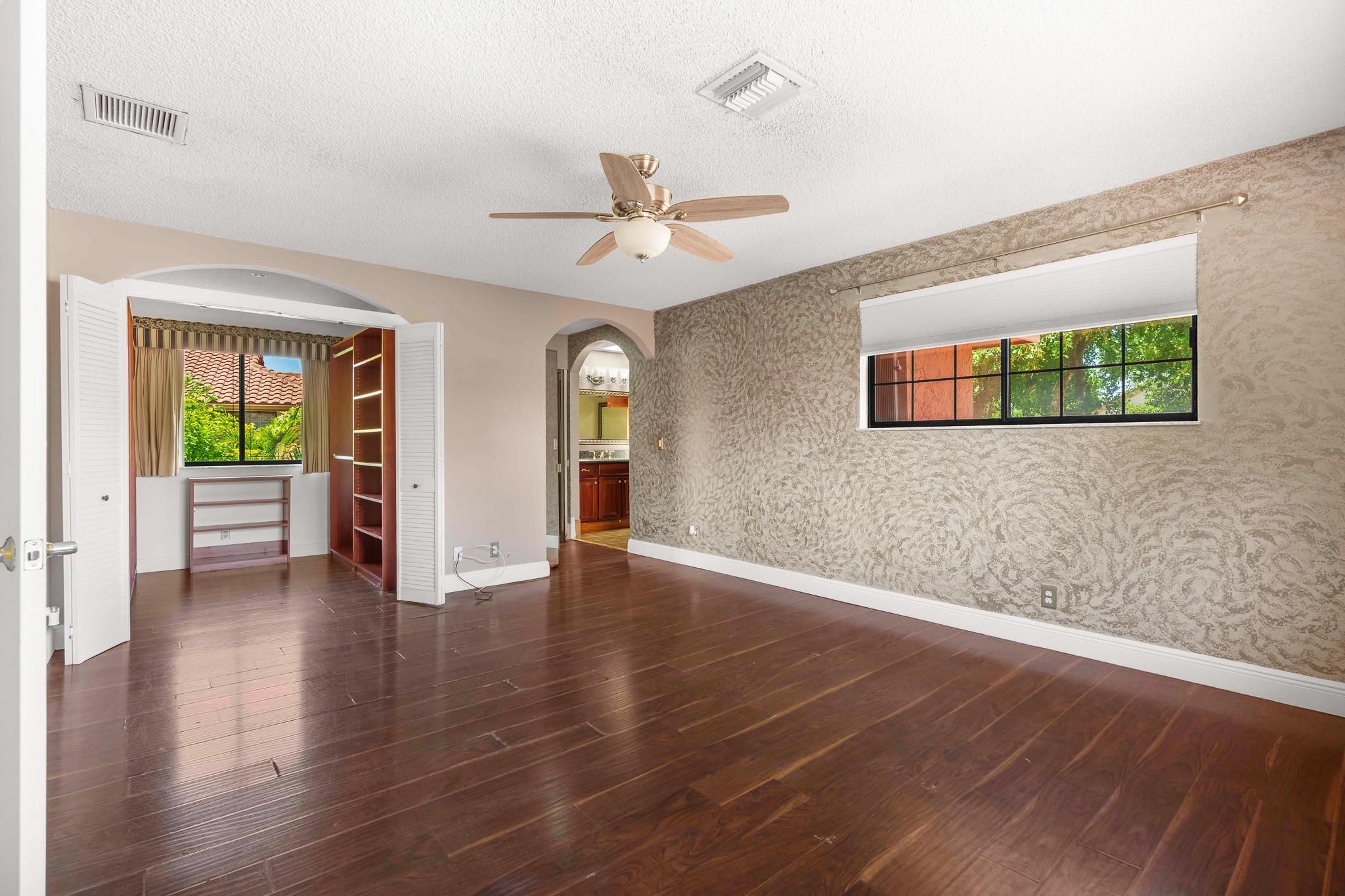 749 NW 40th Ter