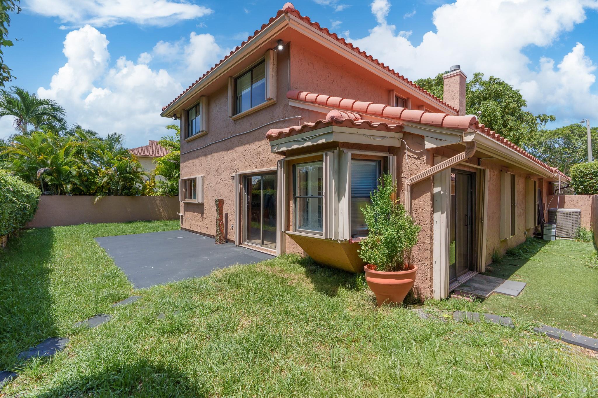 749 NW 40th Ter