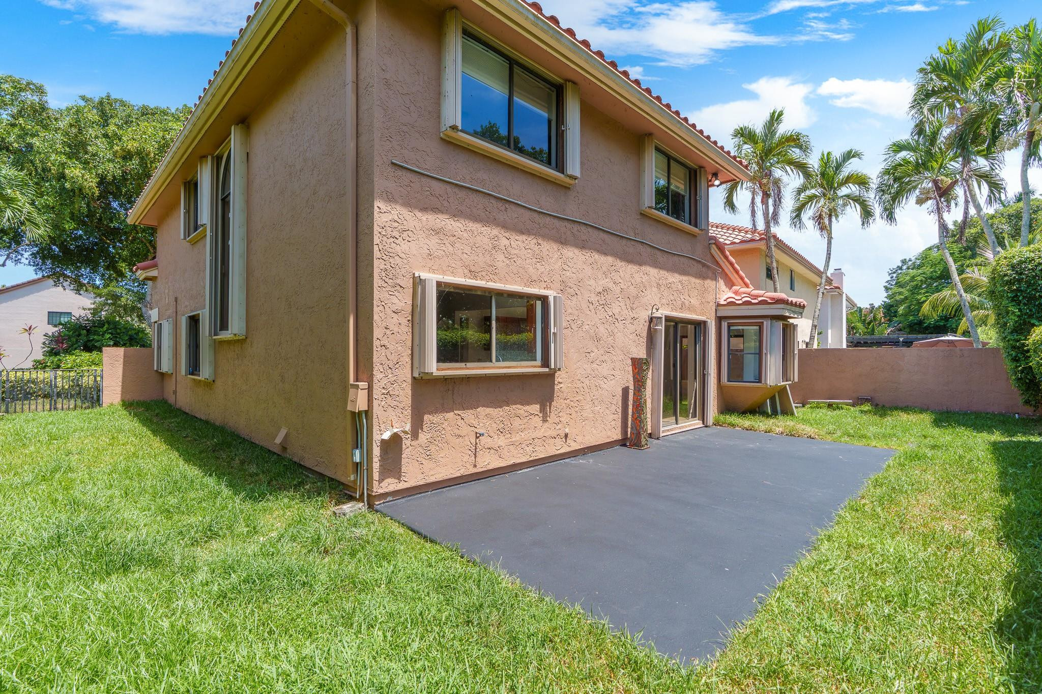749 NW 40th Ter