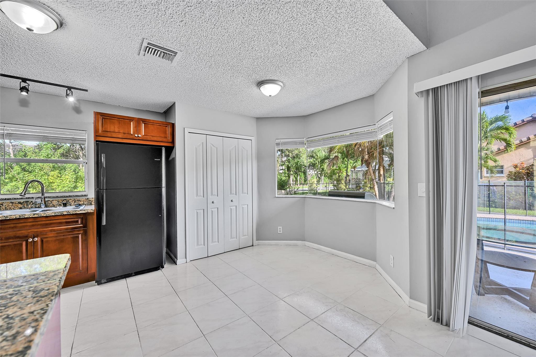 10004 NW 57th Pl