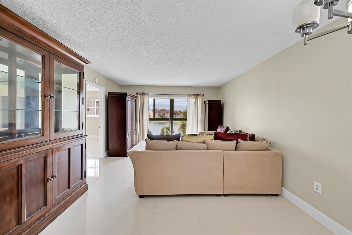 2931 Sunrise Lakes Dr 301