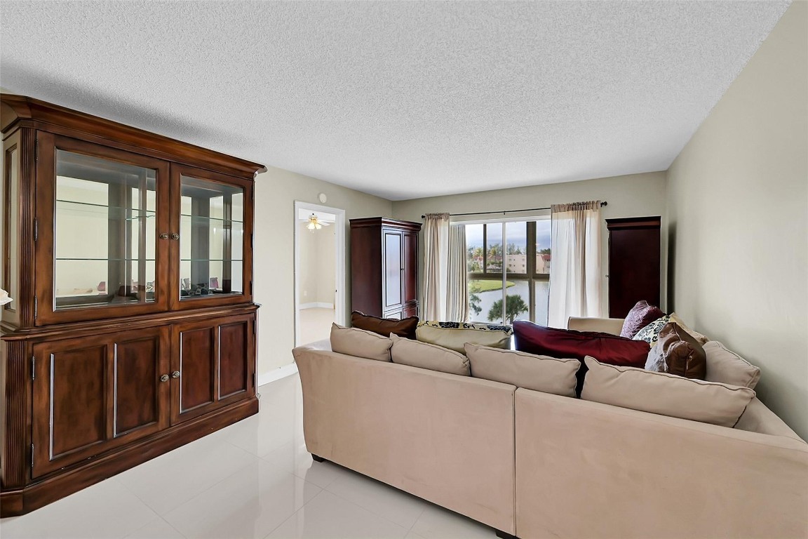 2931 Sunrise Lakes Dr 301