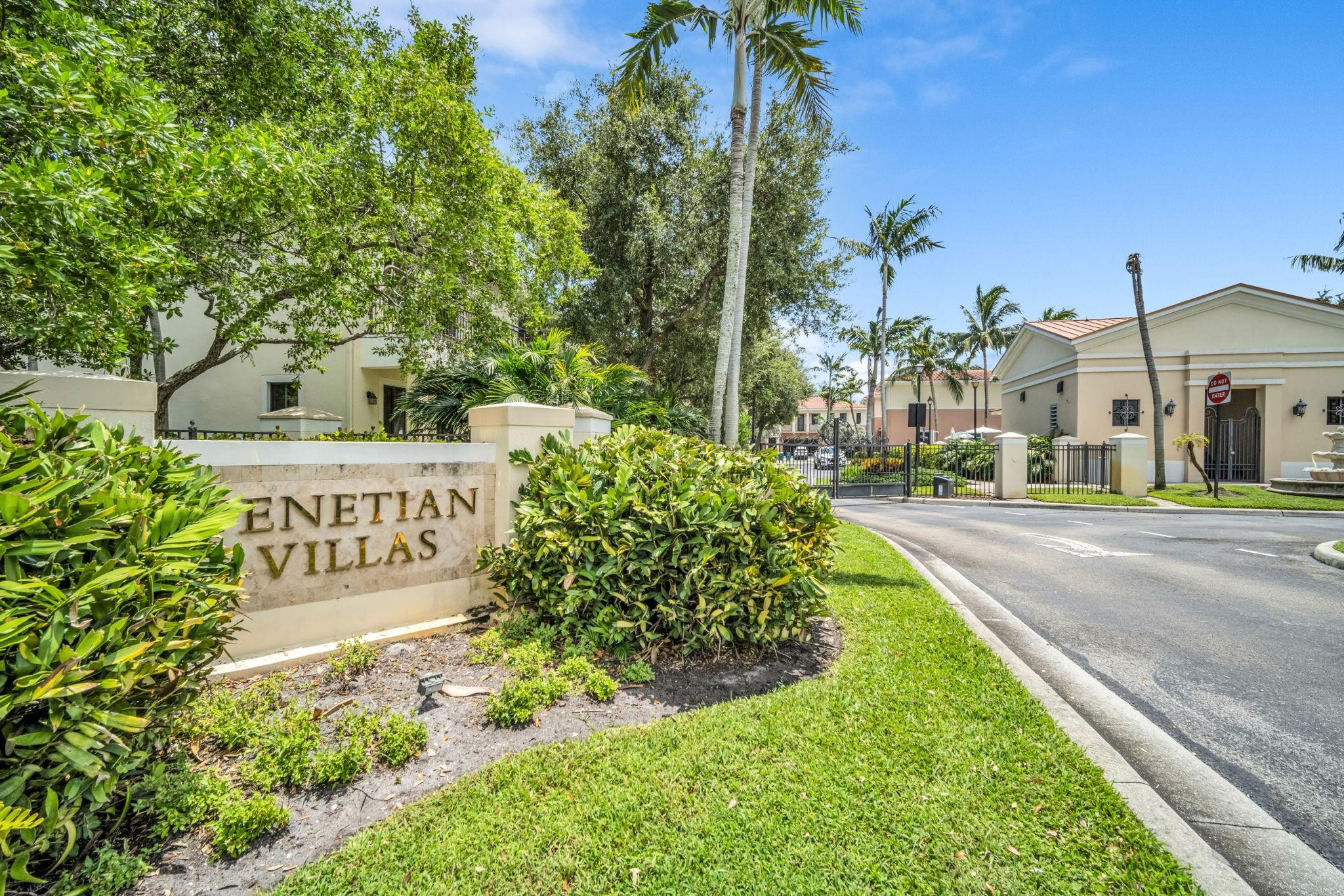 2420 Venetian Way 2420