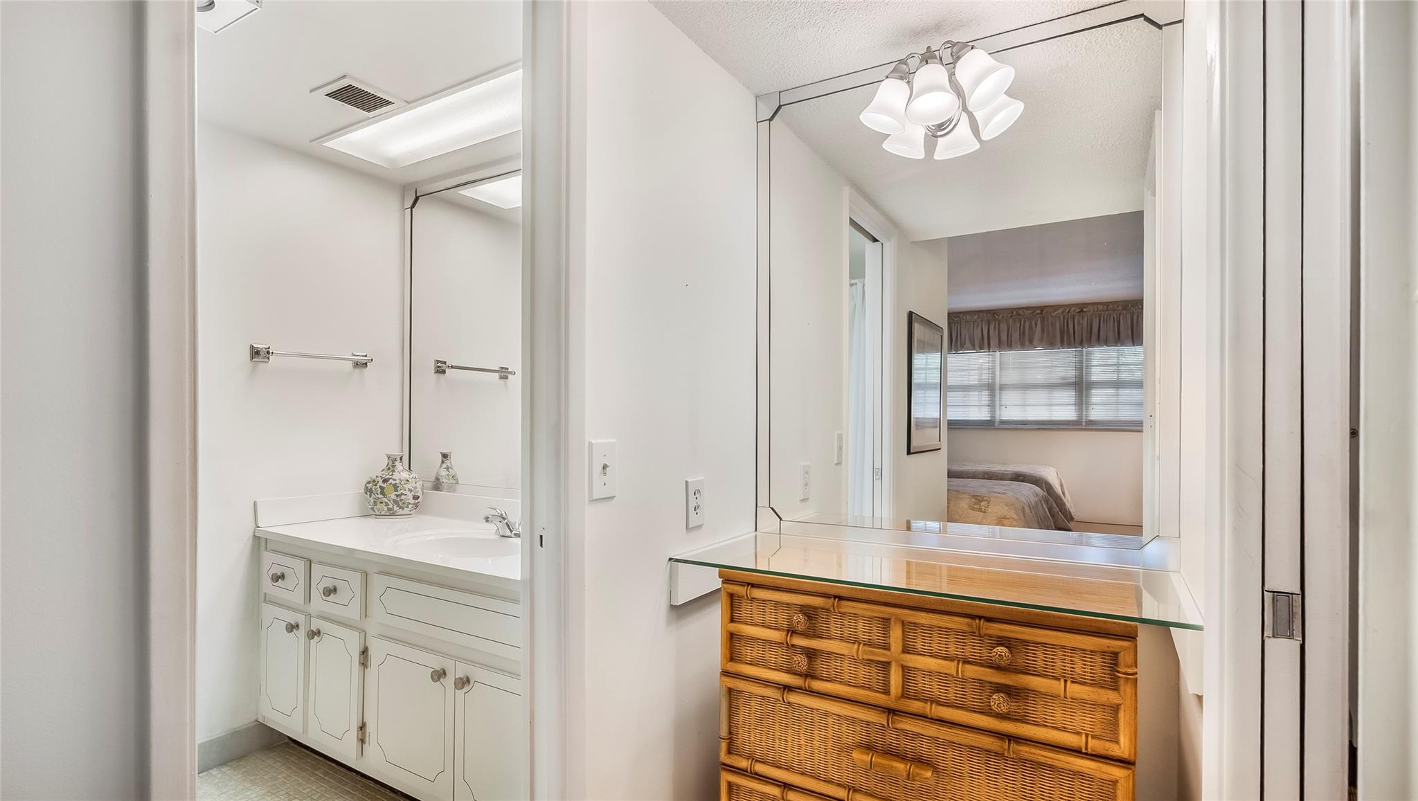 2950 N Palm Aire Dr 206