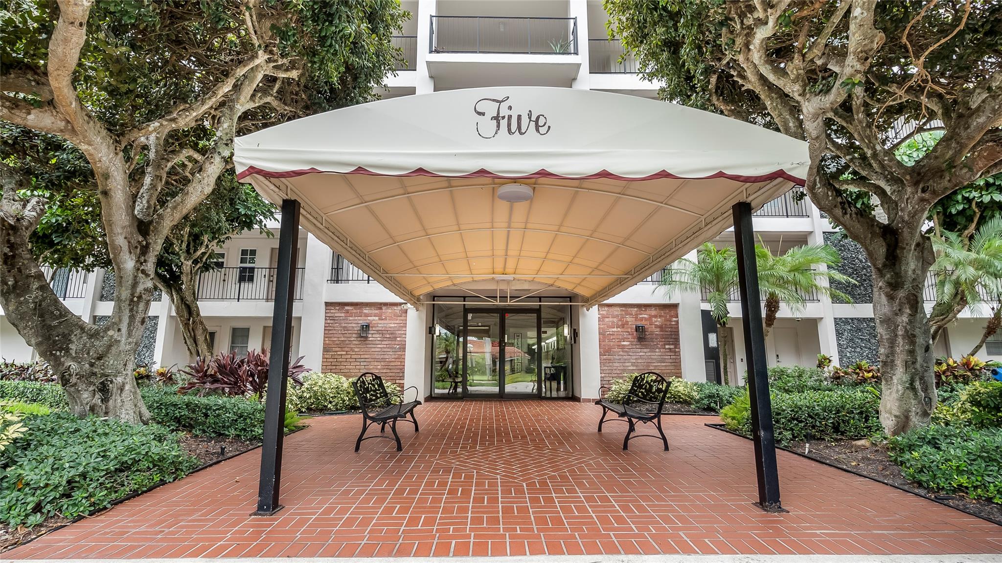 2950 N Palm Aire Dr 206