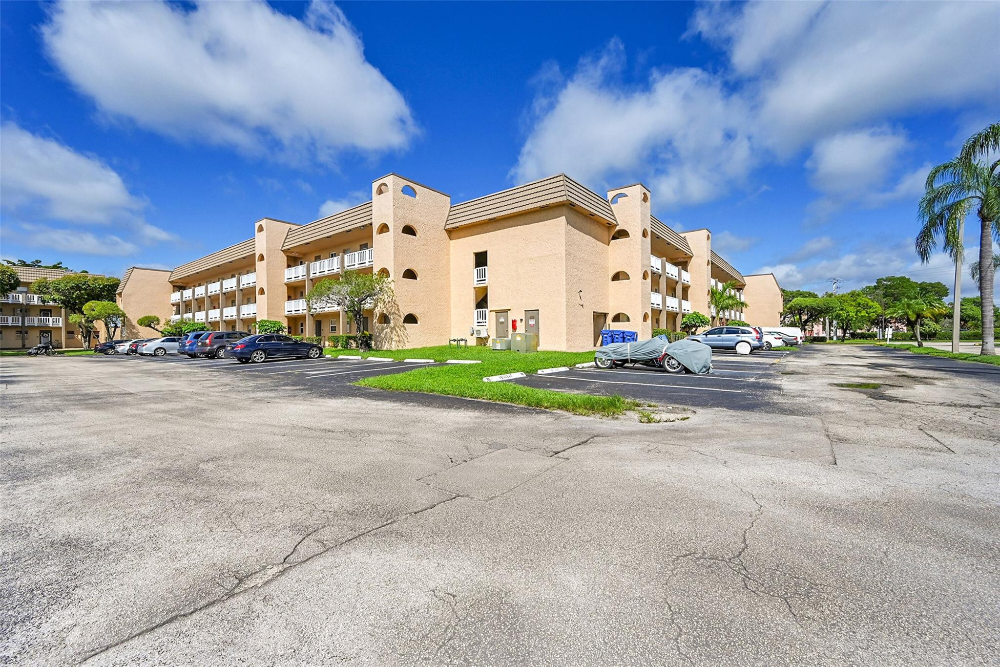 9380 Sunrise Lakes Blvd 206