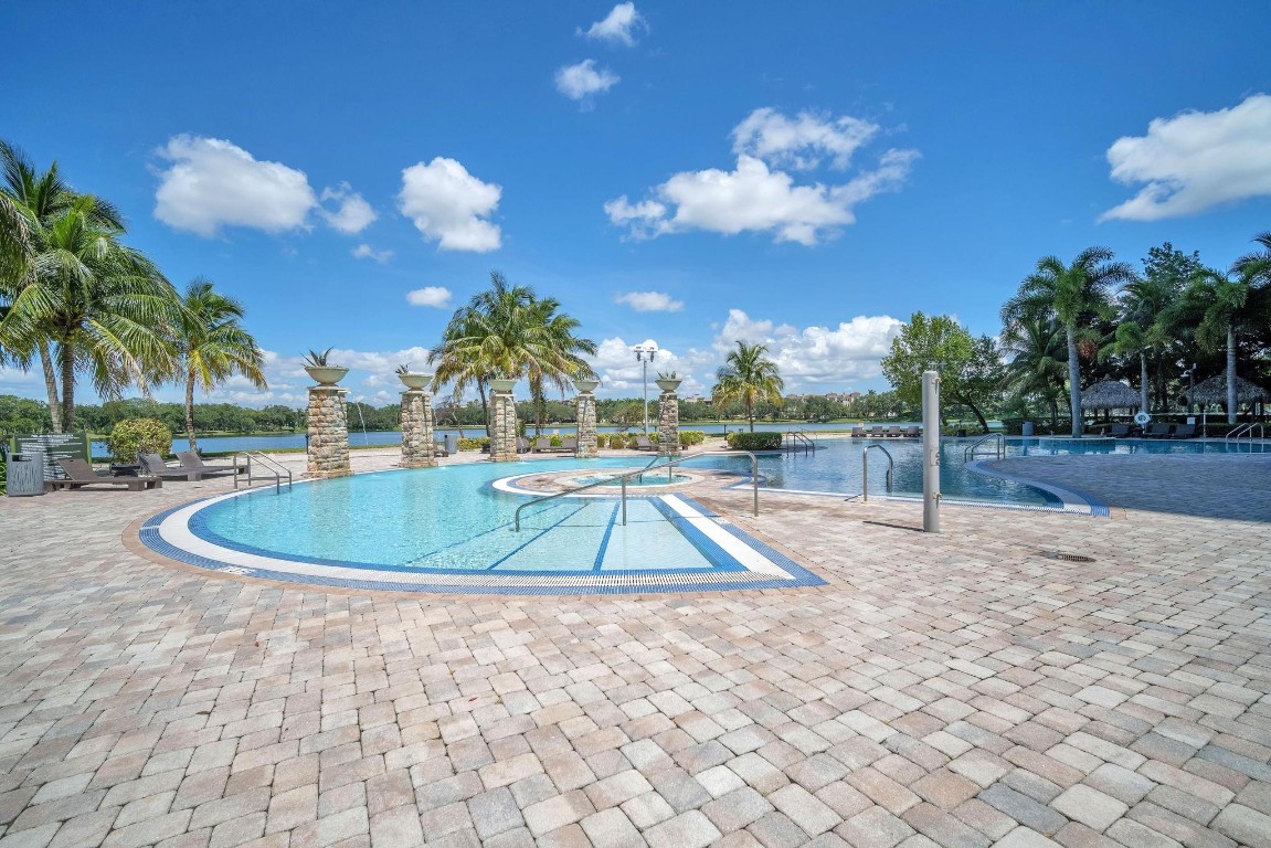 2641 N Flamingo Rd 1902