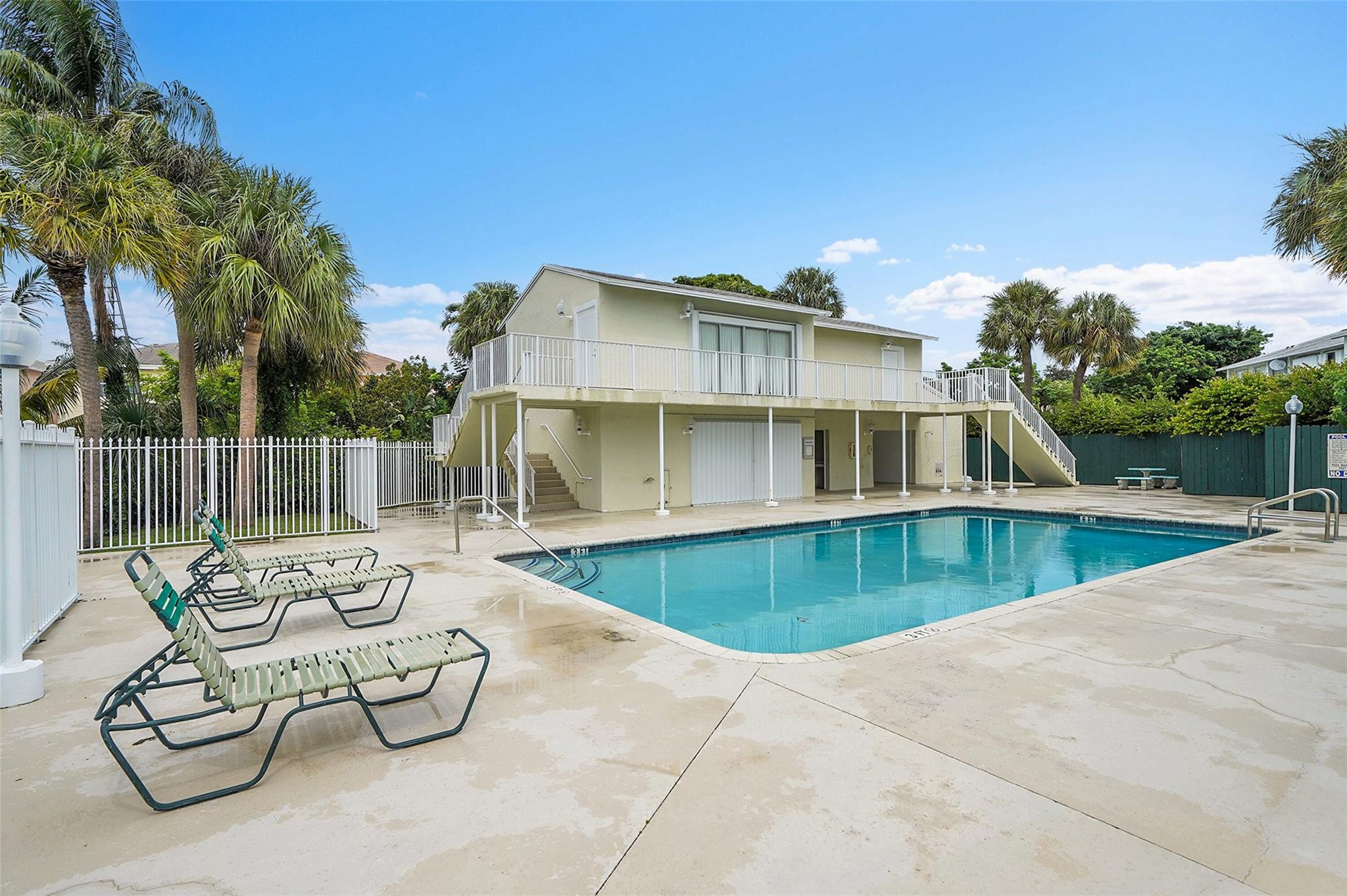 809 Crystal Lake Dr 809