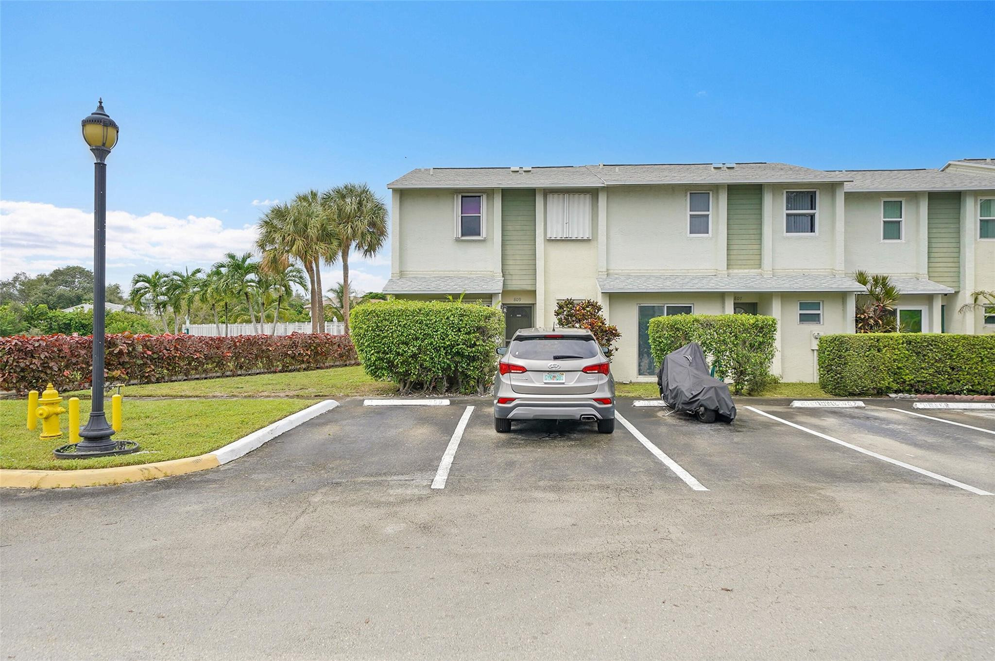 809 Crystal Lake Dr 809