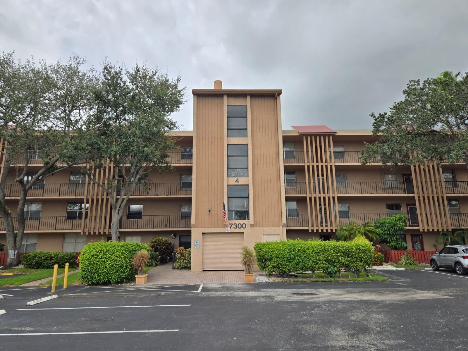 7300 Lake Circle Dr 401