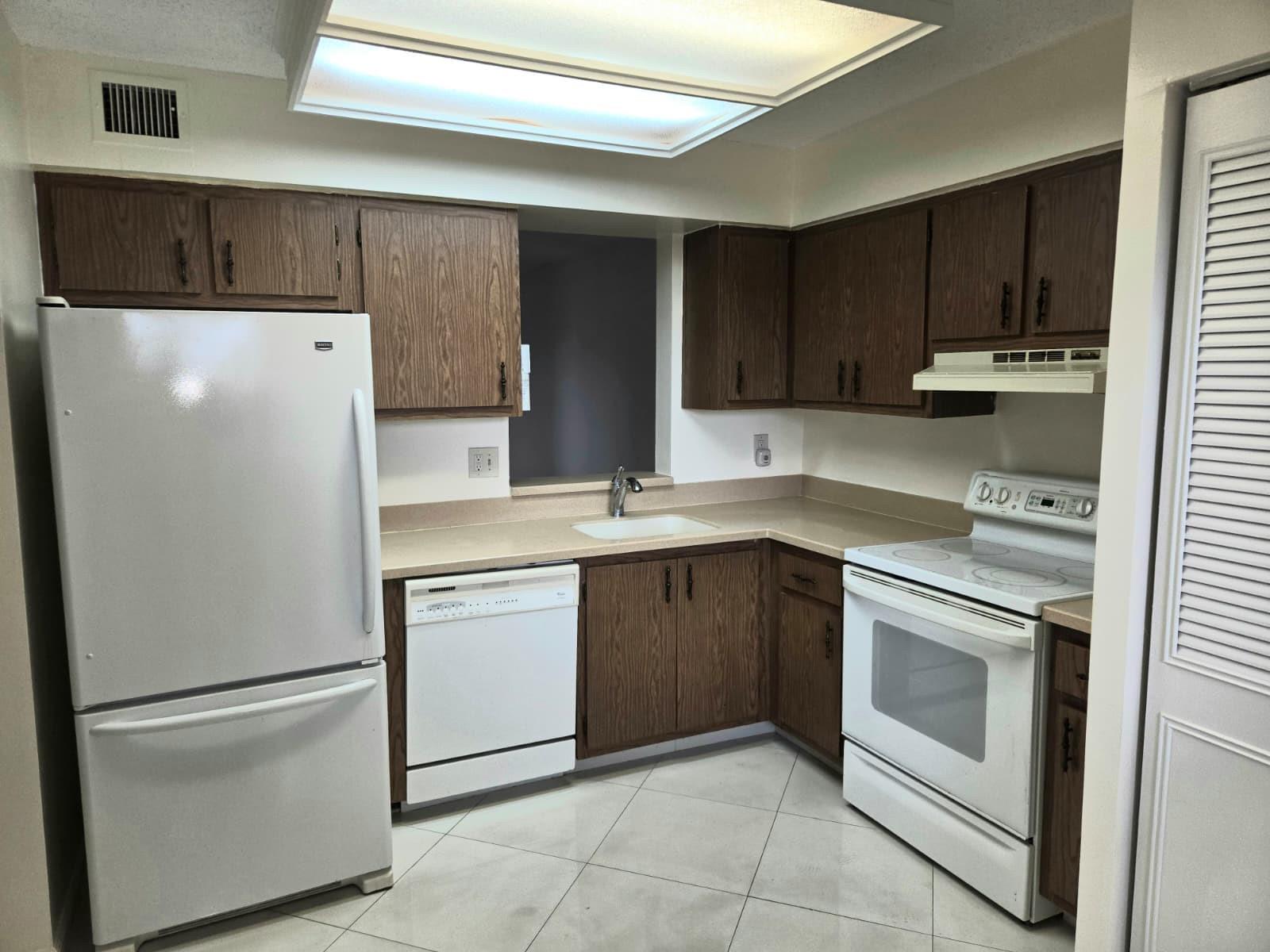 7300 Lake Circle Dr 401