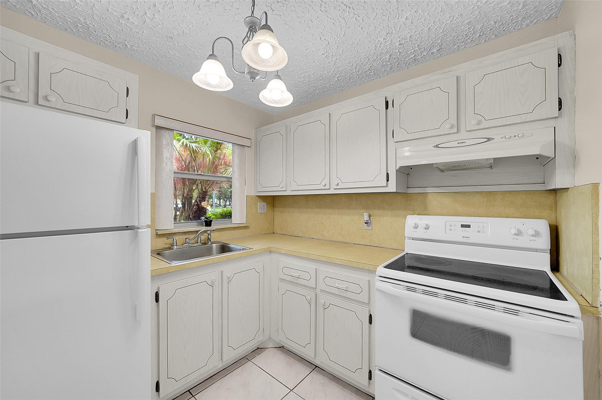 9460 Sunrise Lakes Blvd 106