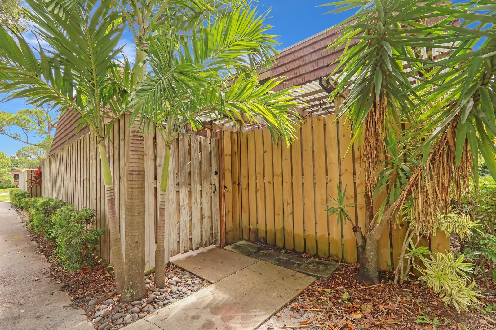 730 7th Ln