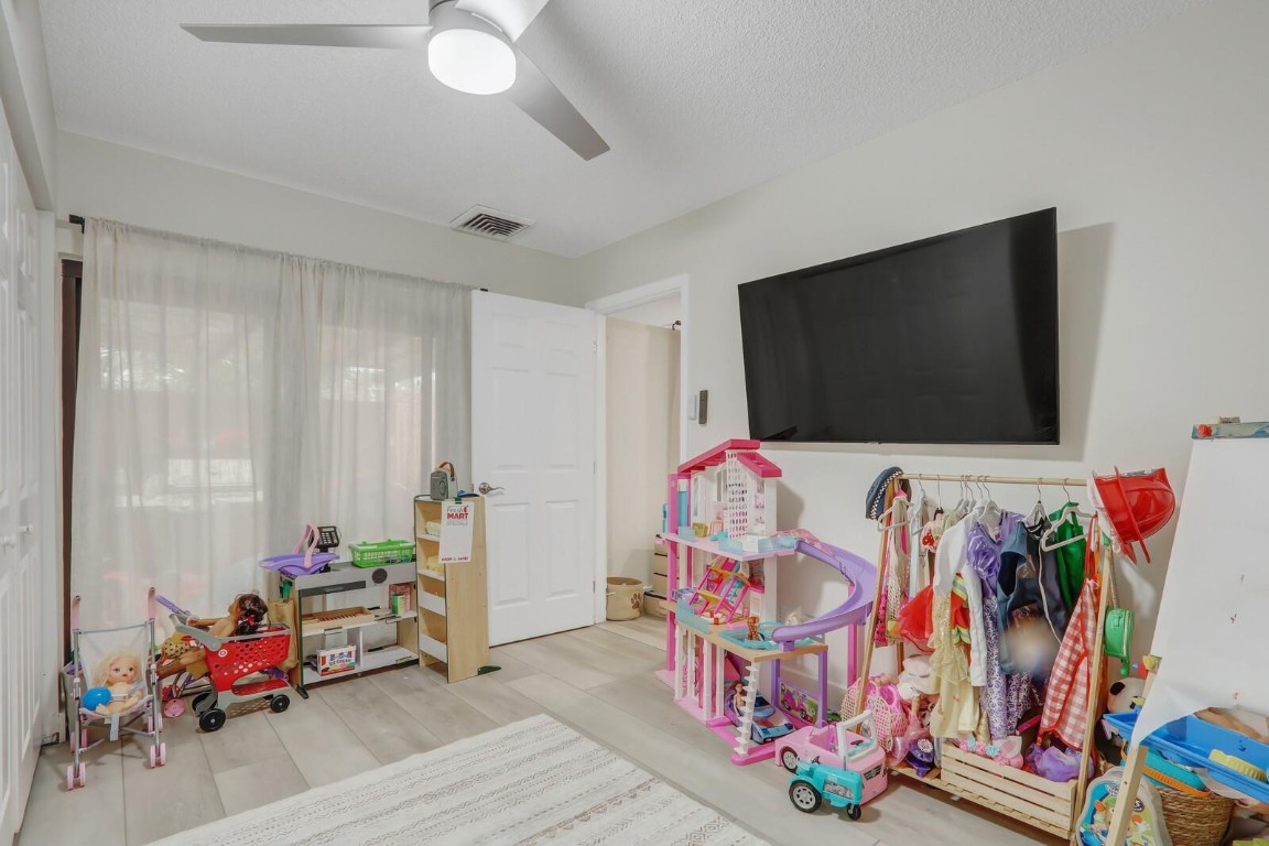 730 7th Ln
