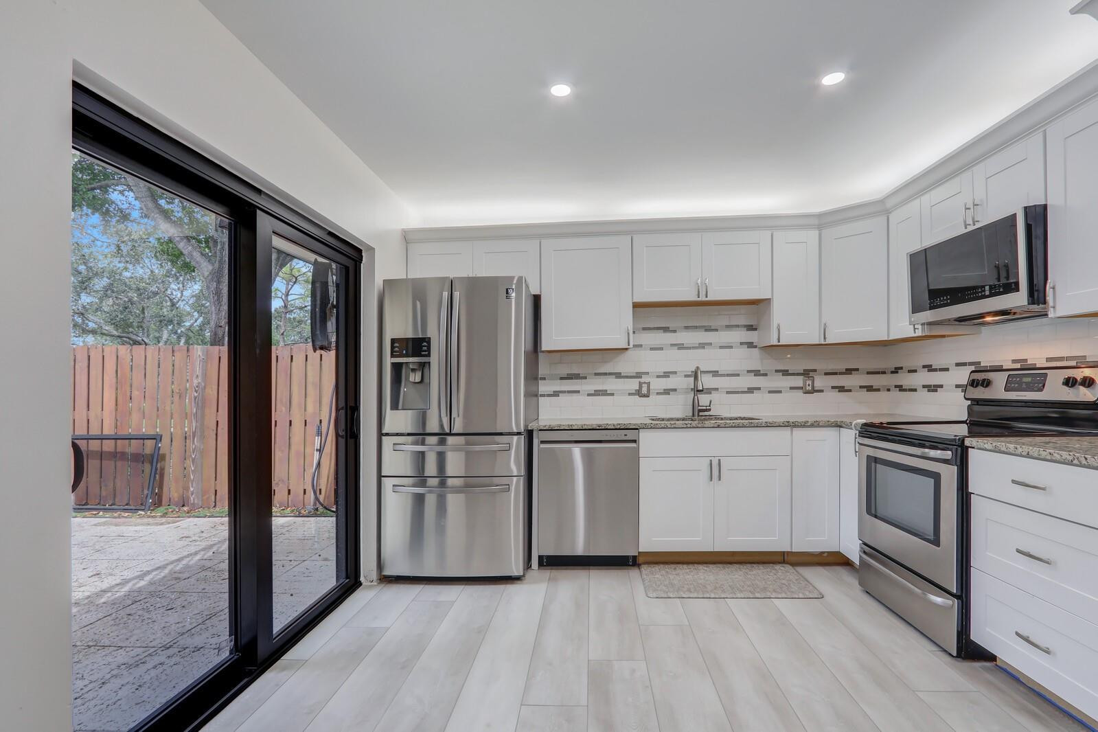 730 7th Ln