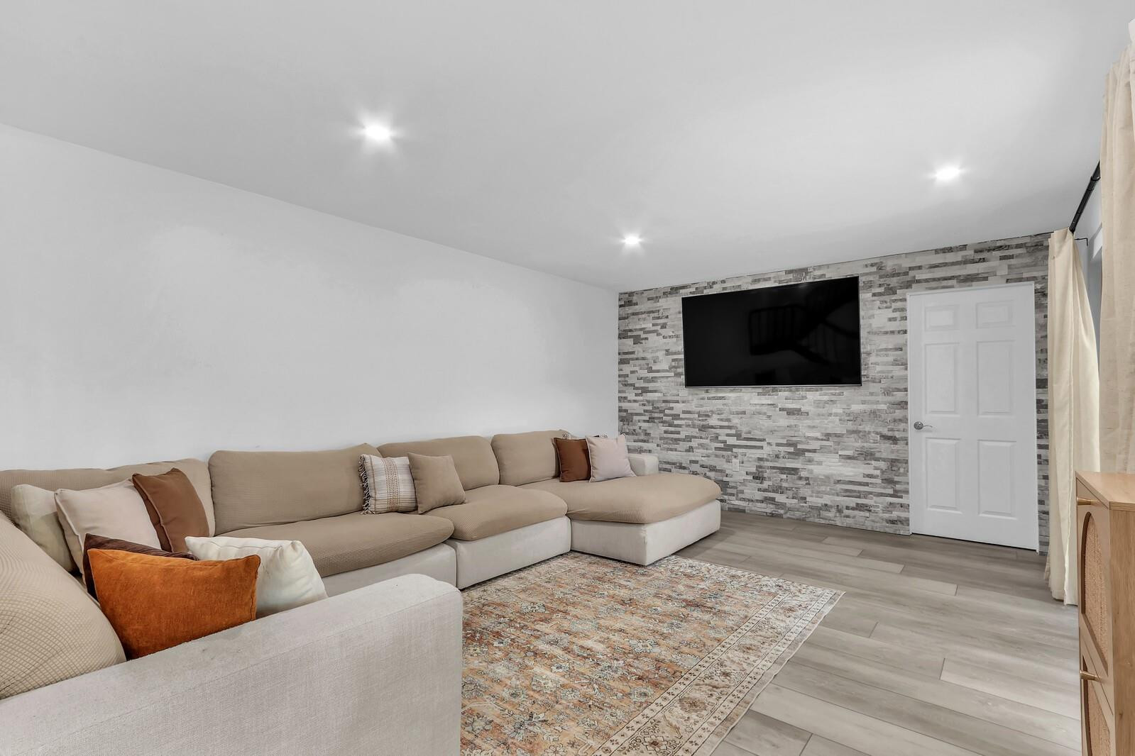 730 7th Ln