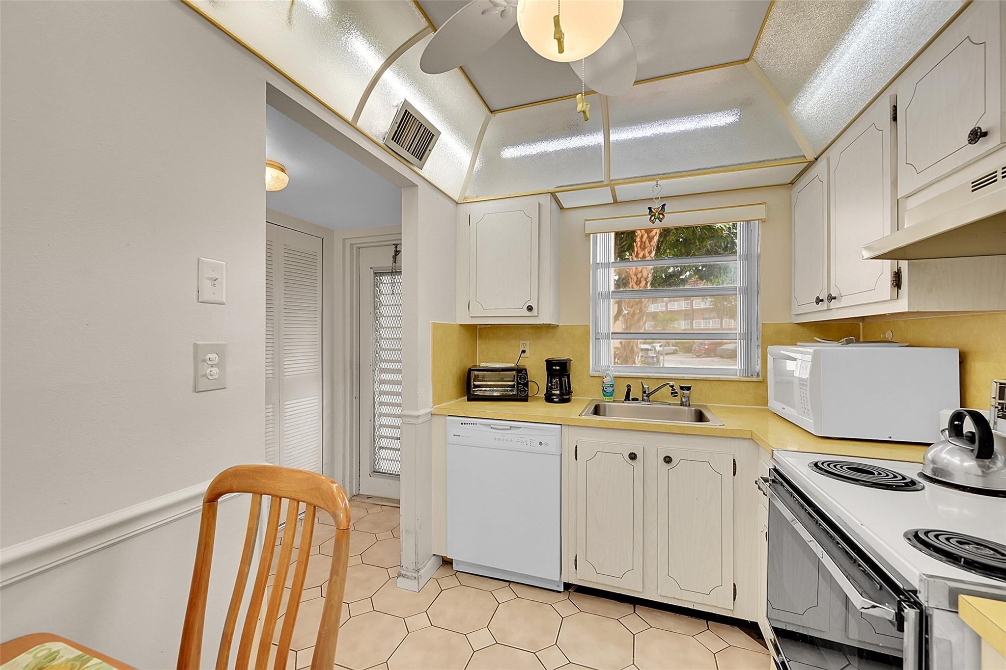 9261 Sunrise Lakes Blvd 112