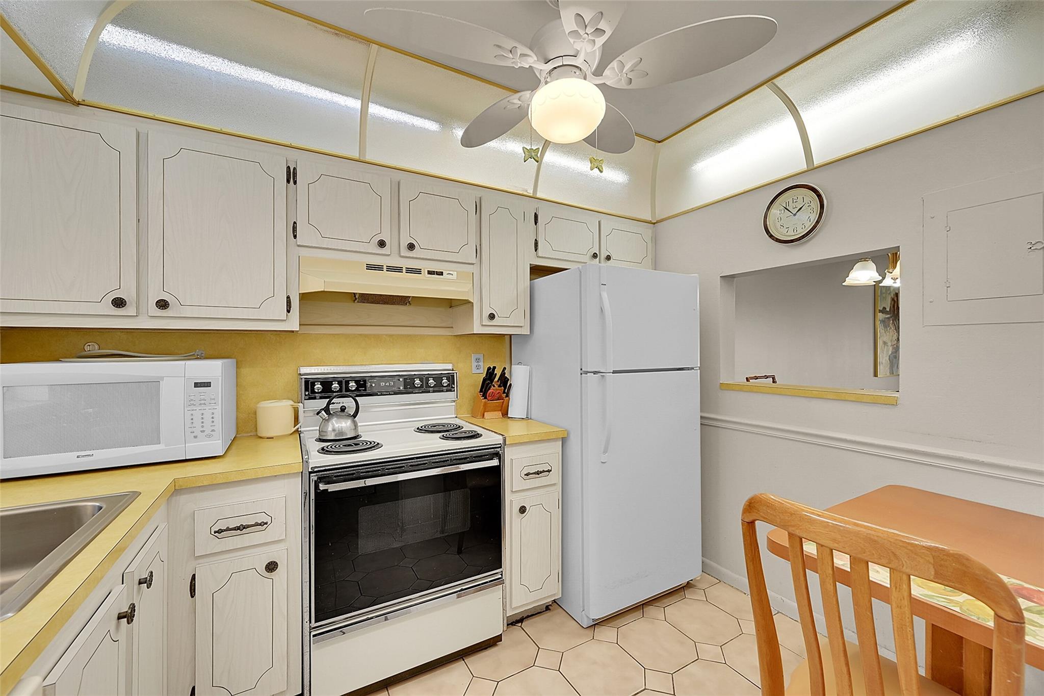 9261 Sunrise Lakes Blvd 112