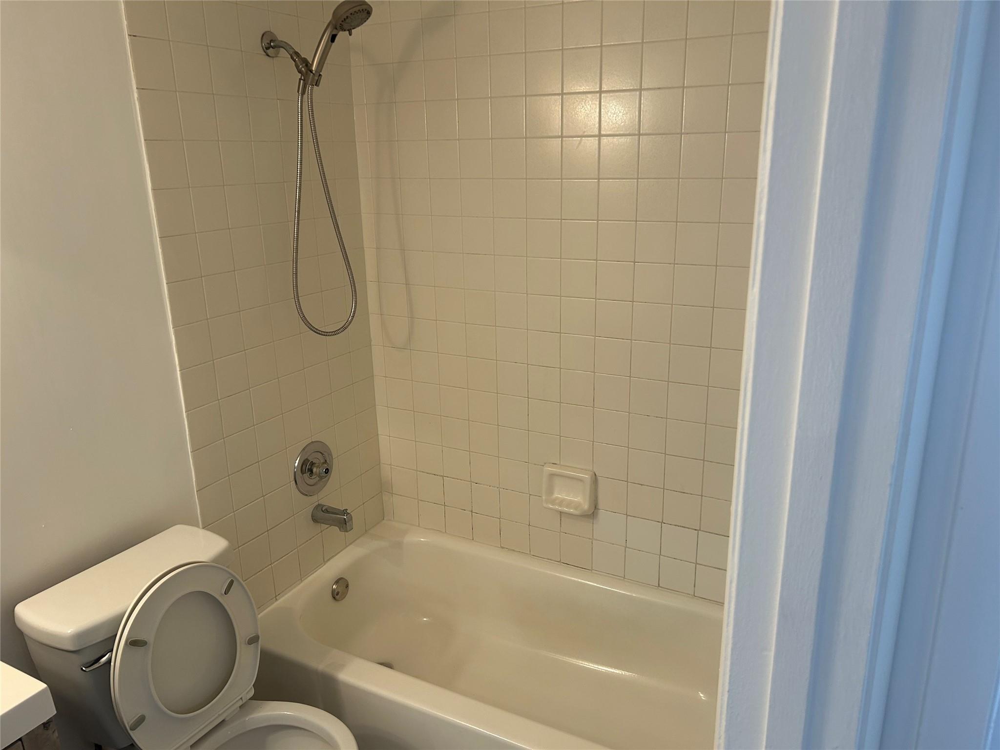 871 NE 207th Ter 102