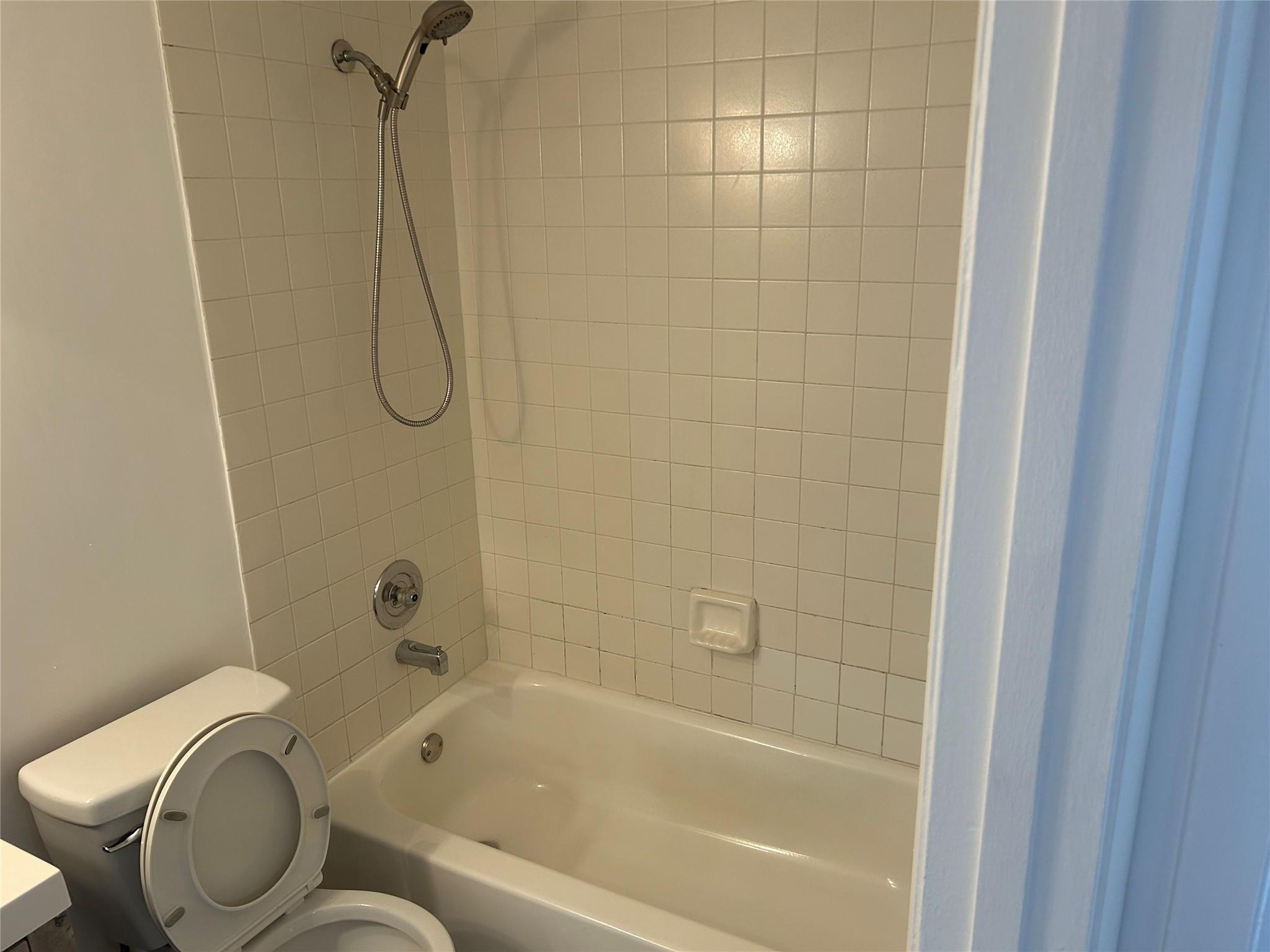 871 NE 207th Ter 102