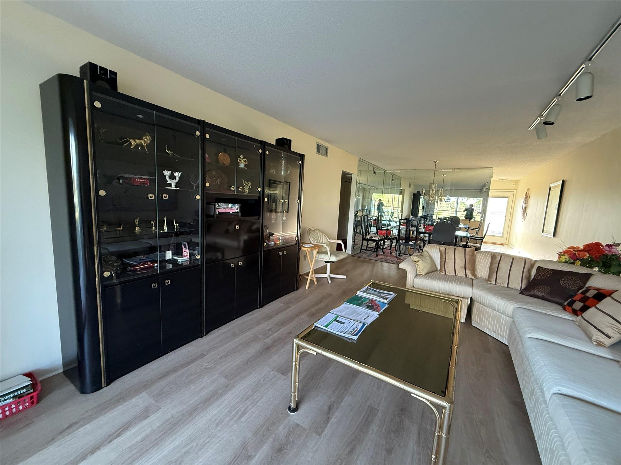 2802 Victoria Way M2