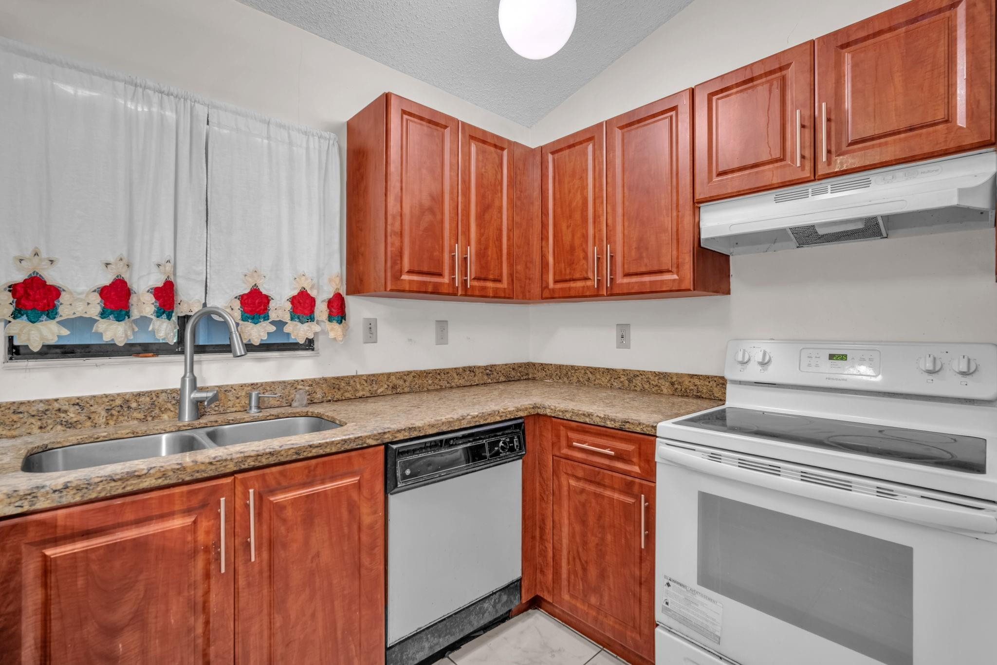 155 Colly Way, North Lauderdale