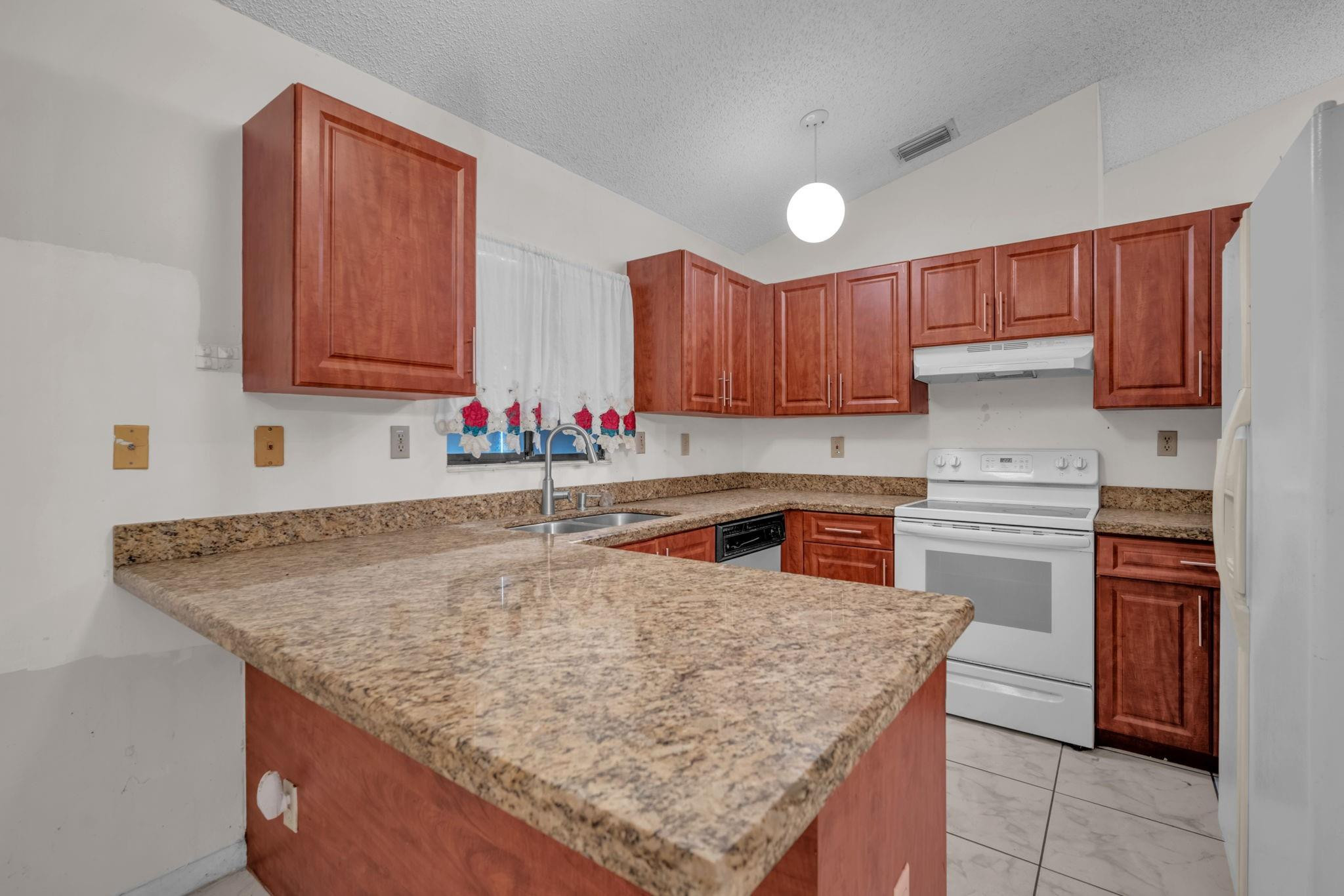 155 Colly Way, North Lauderdale