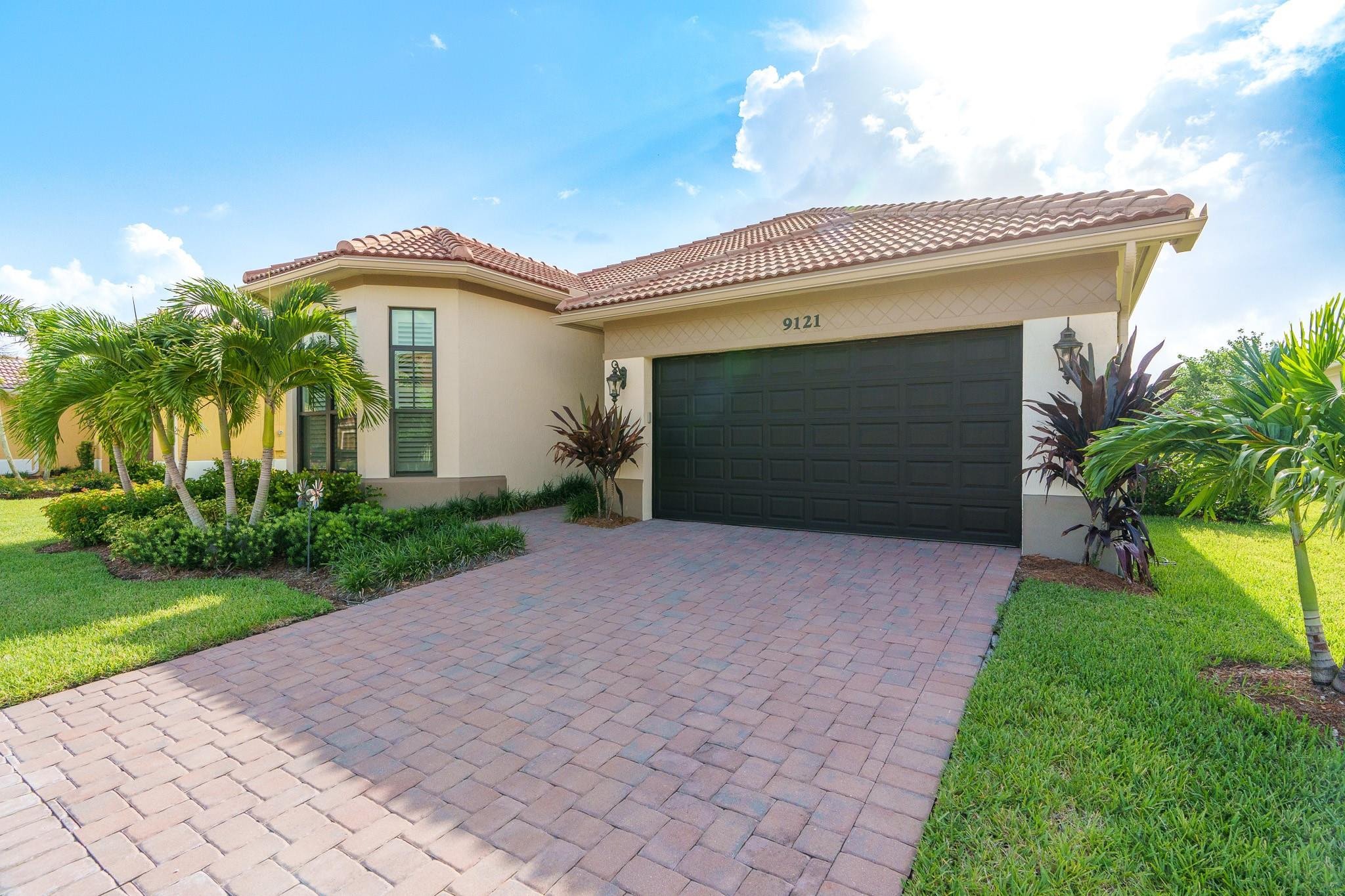 9121 Porto Way