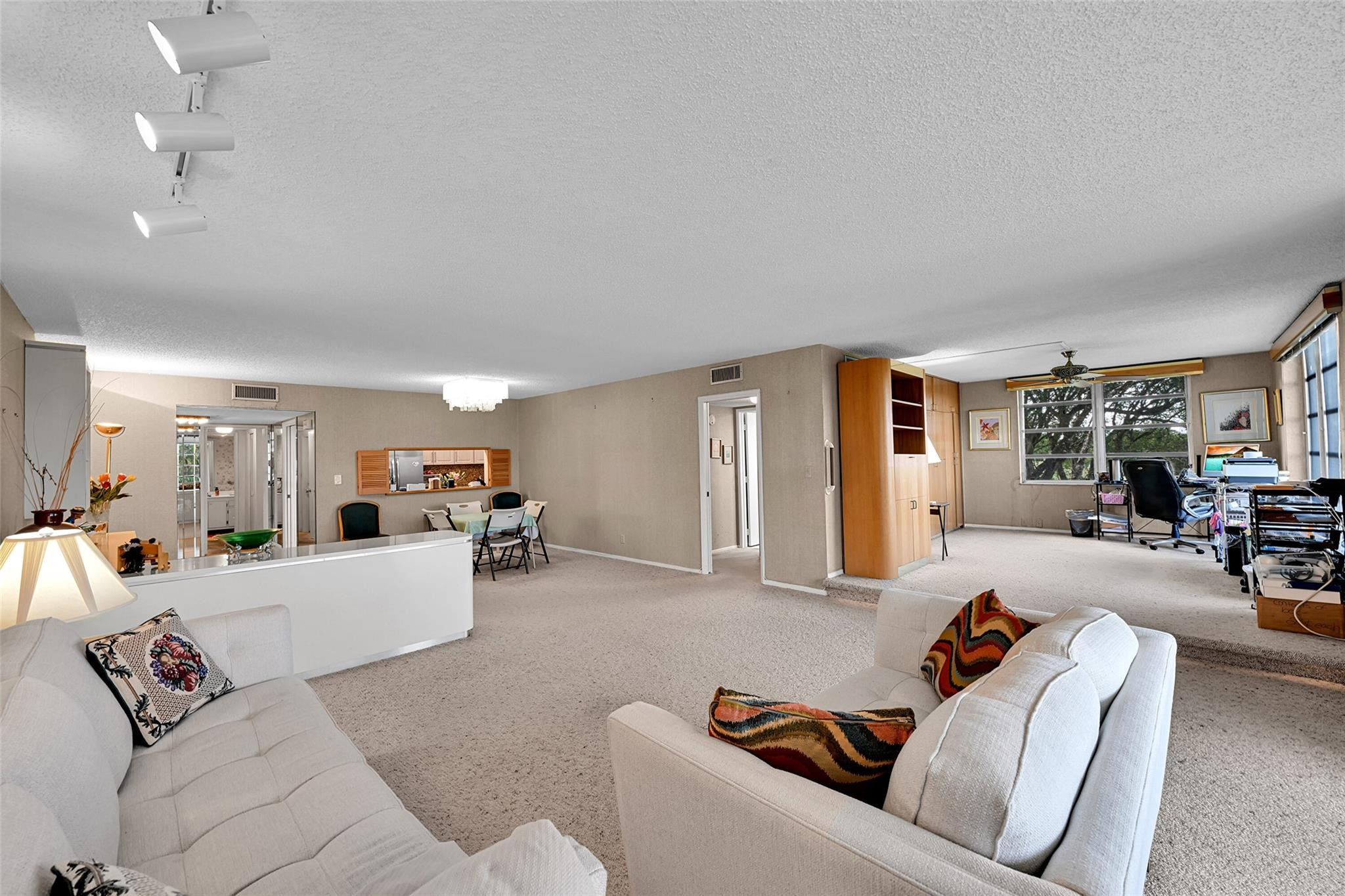 3960 Oaks Clubhouse Drive 407