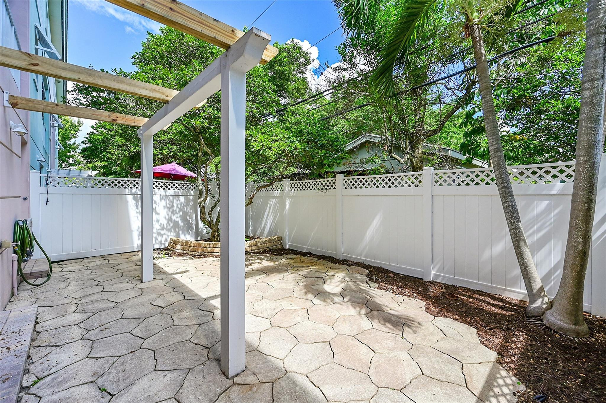 453 NE 1st Street