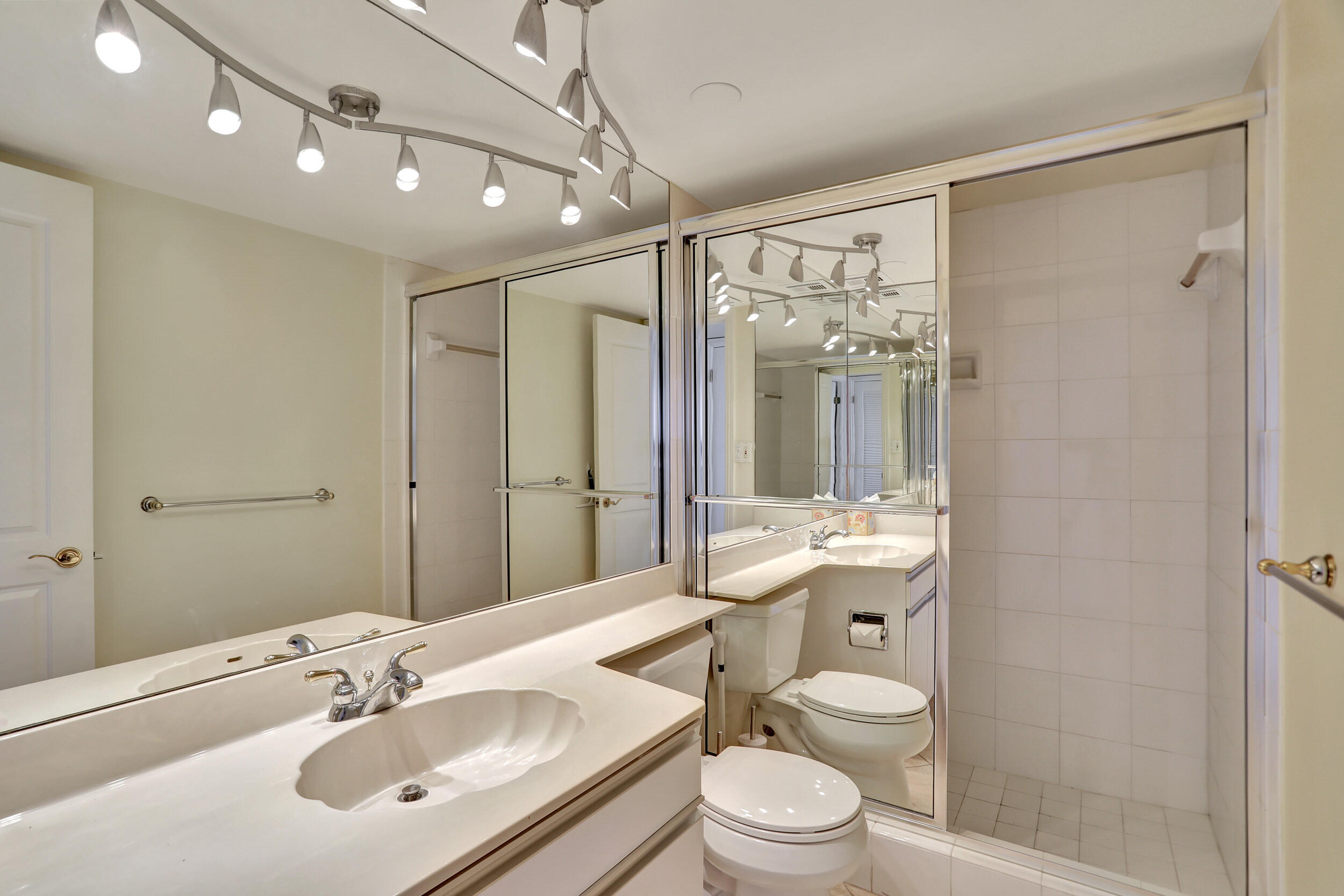 1021 Hillsboro Mile 1108