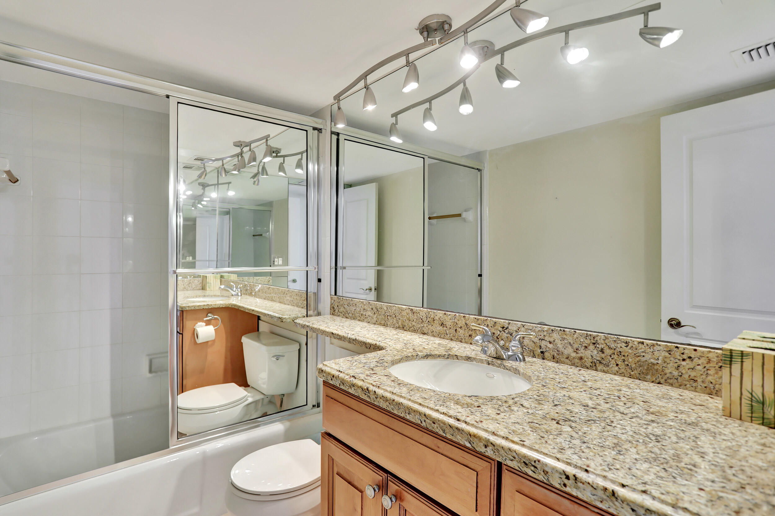 1021 Hillsboro Mile 1108