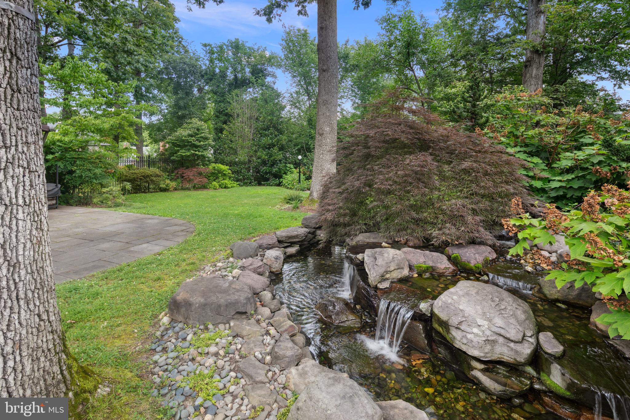 1751 Crestwood Dr NW