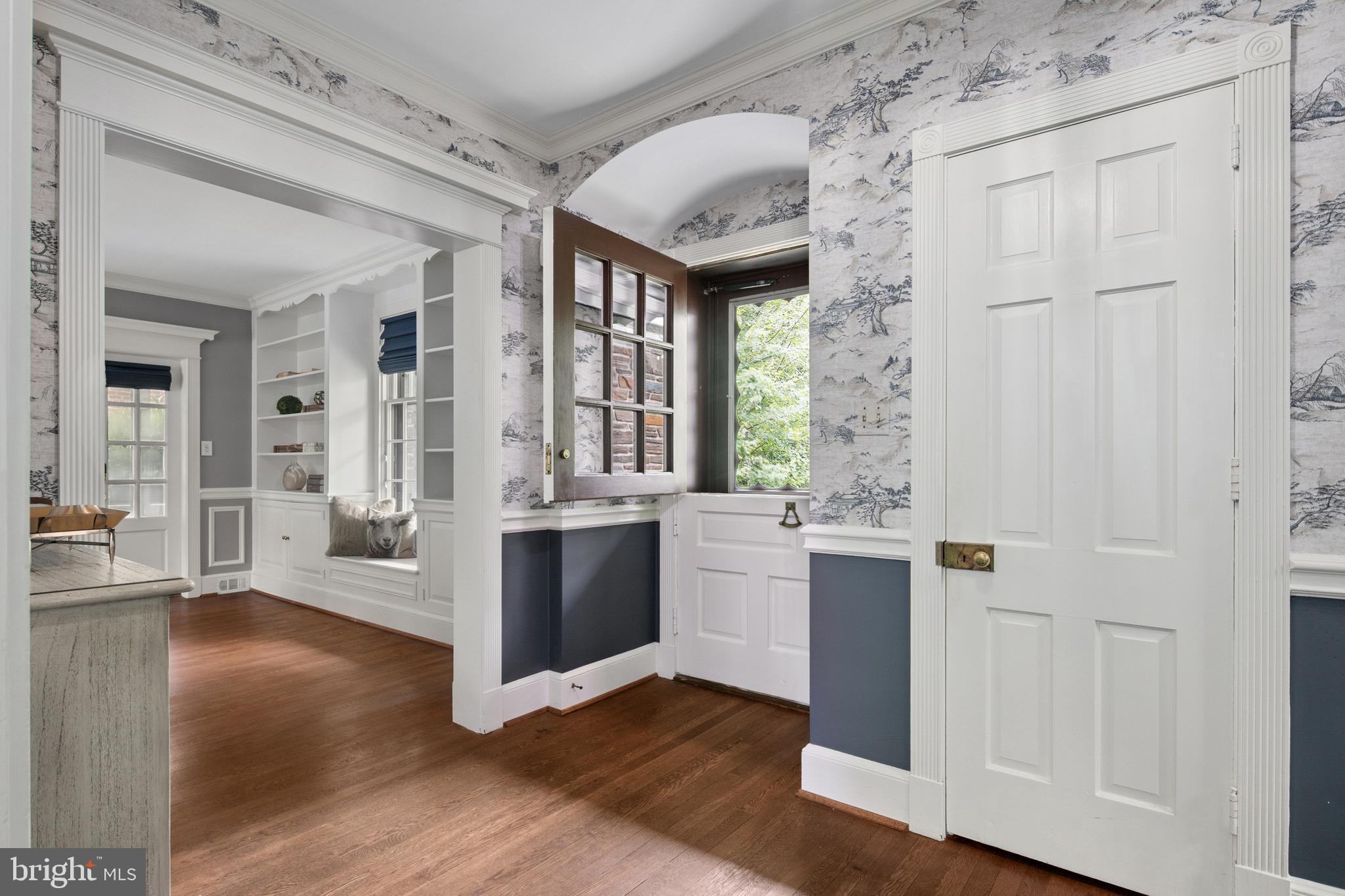 1751 Crestwood Dr NW