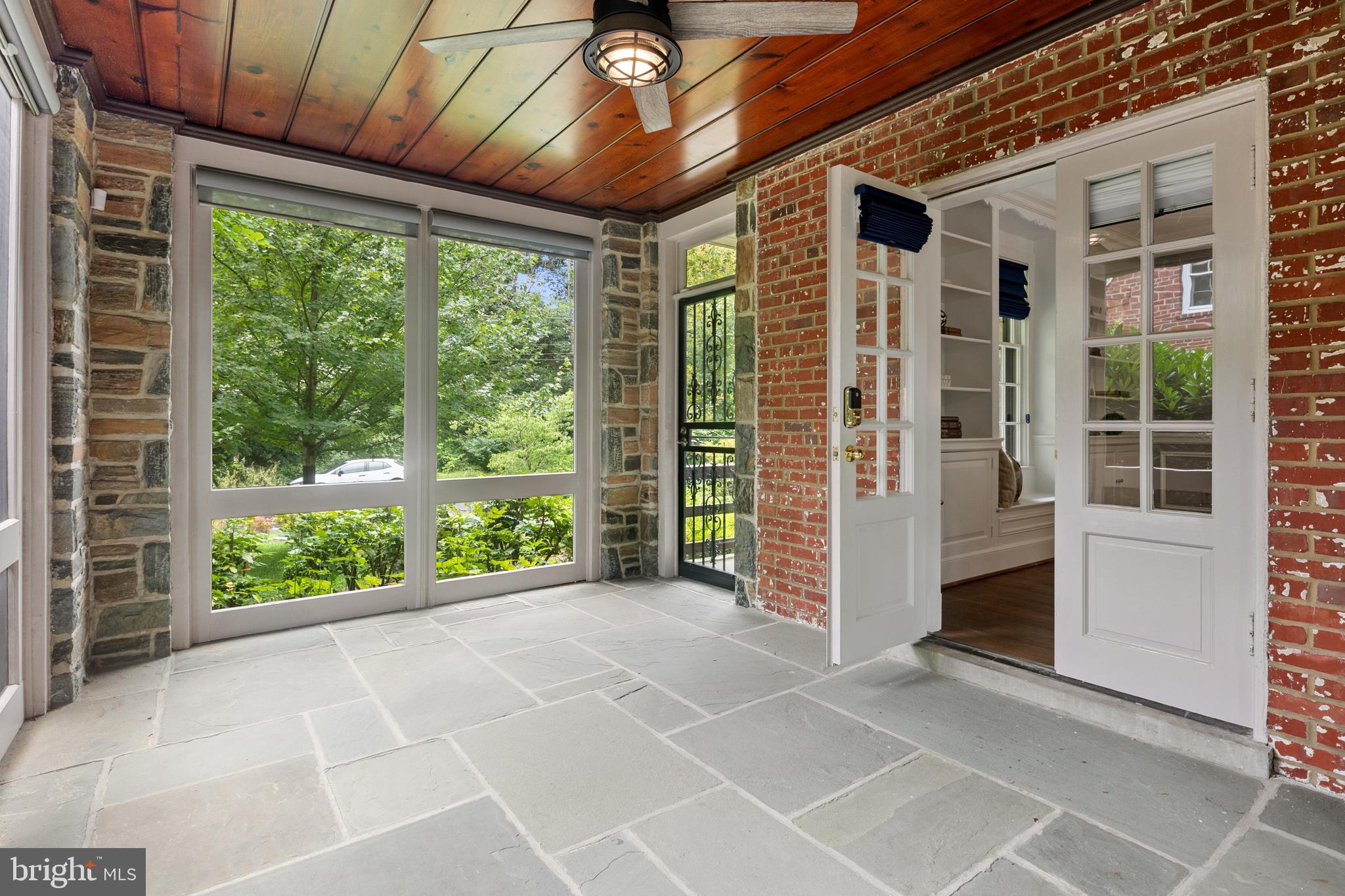 1751 Crestwood Dr NW