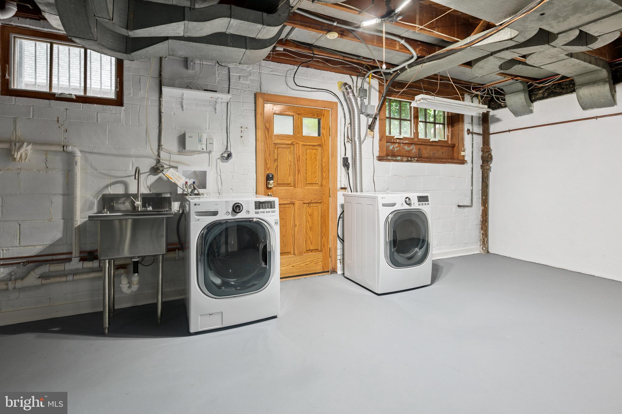 1751 Crestwood Dr NW