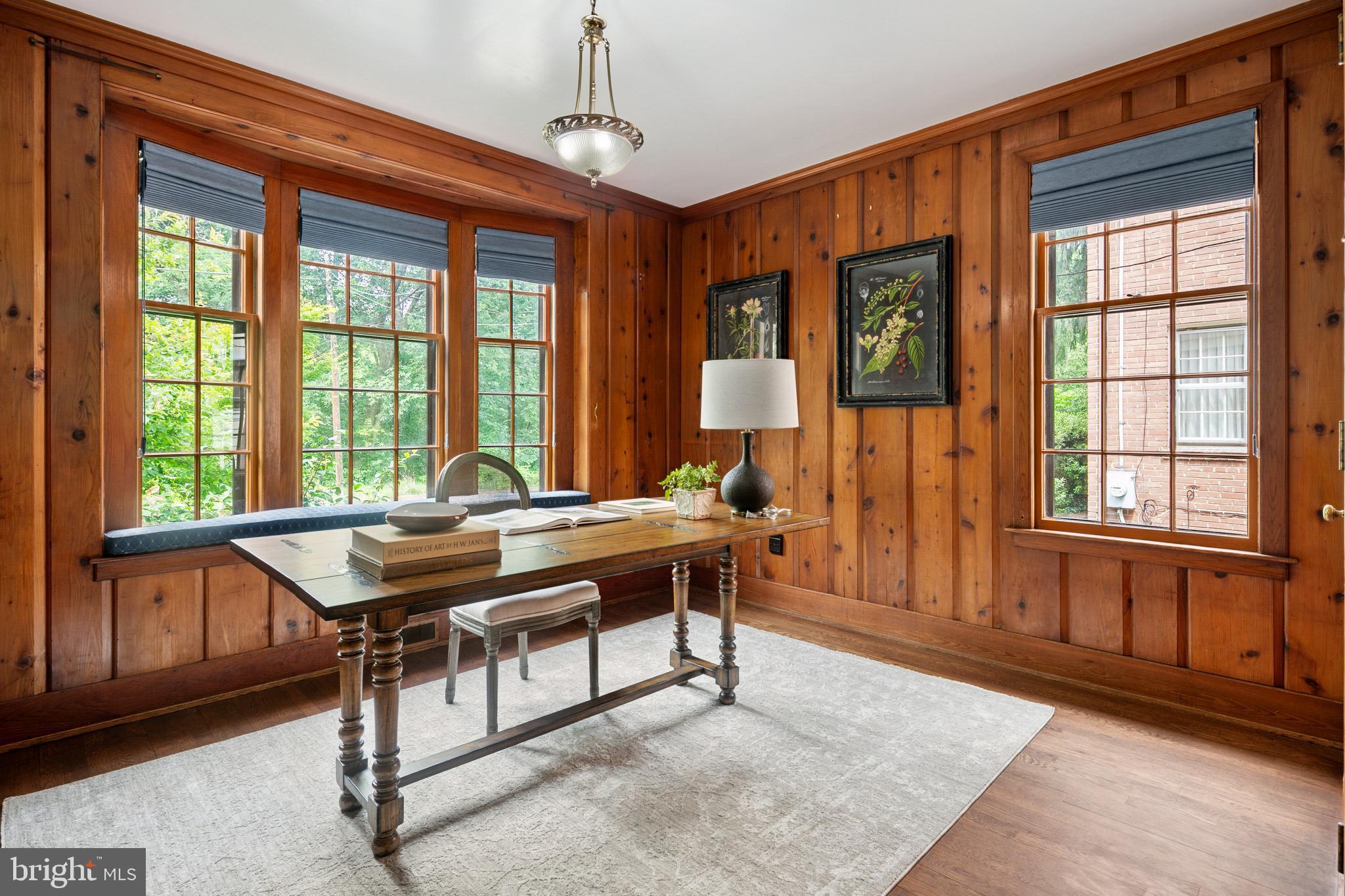 1751 Crestwood Dr NW