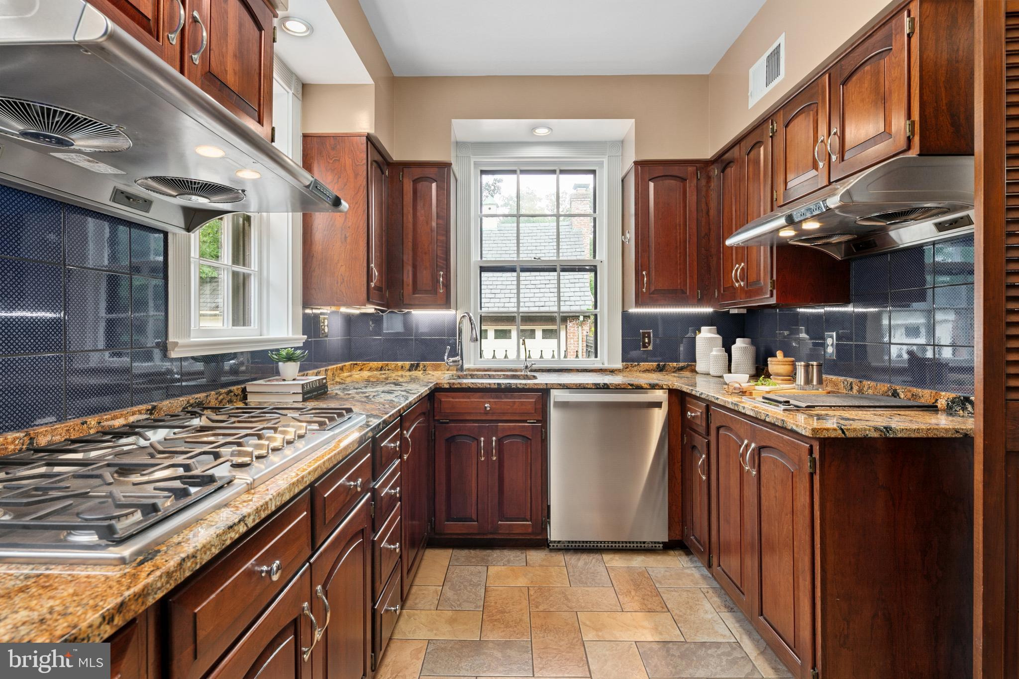 1751 Crestwood Dr NW