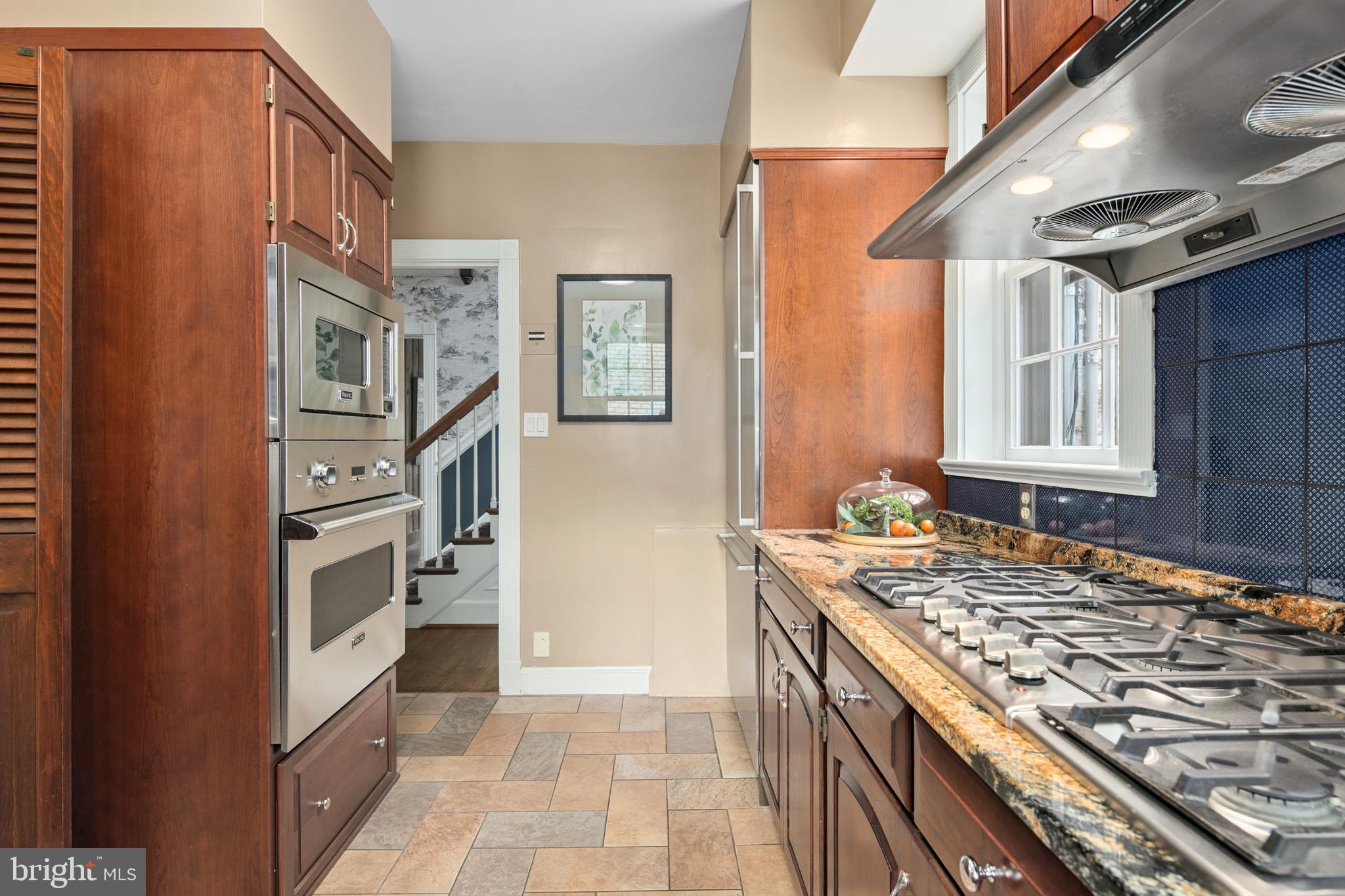 1751 Crestwood Dr NW