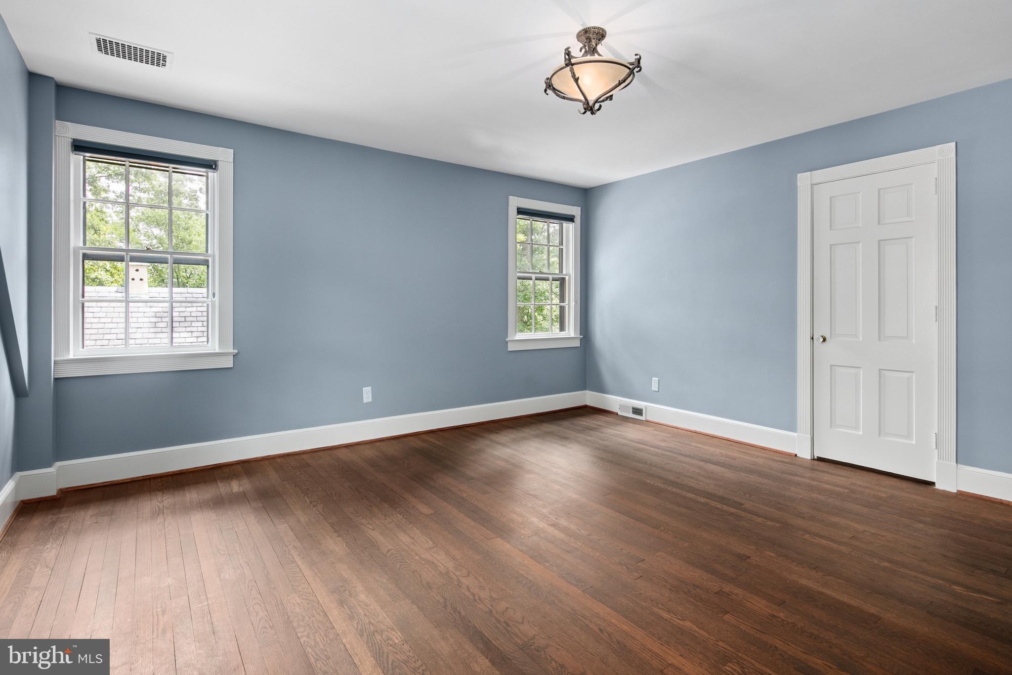 1751 Crestwood Dr NW