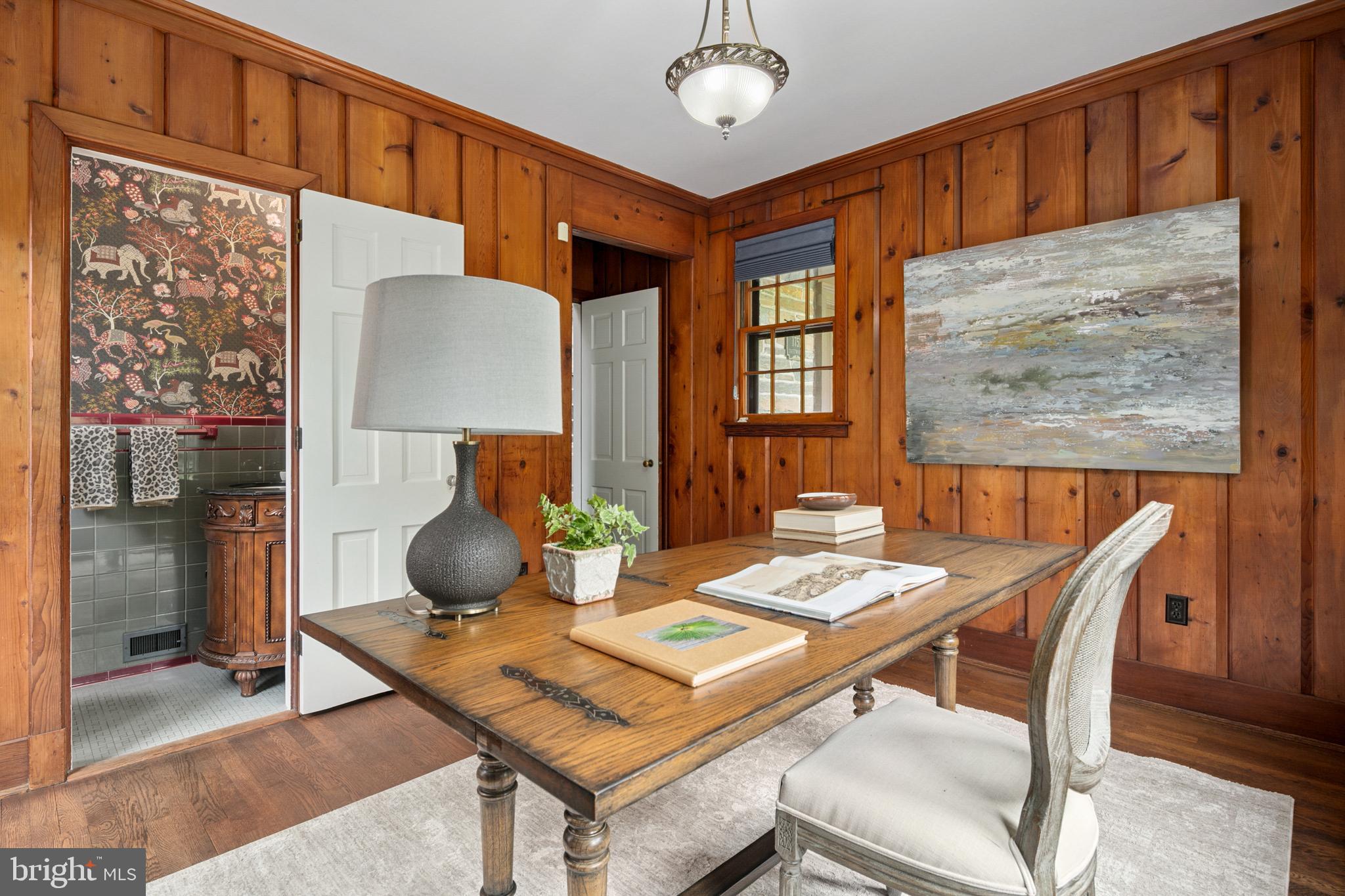 1751 Crestwood Dr NW