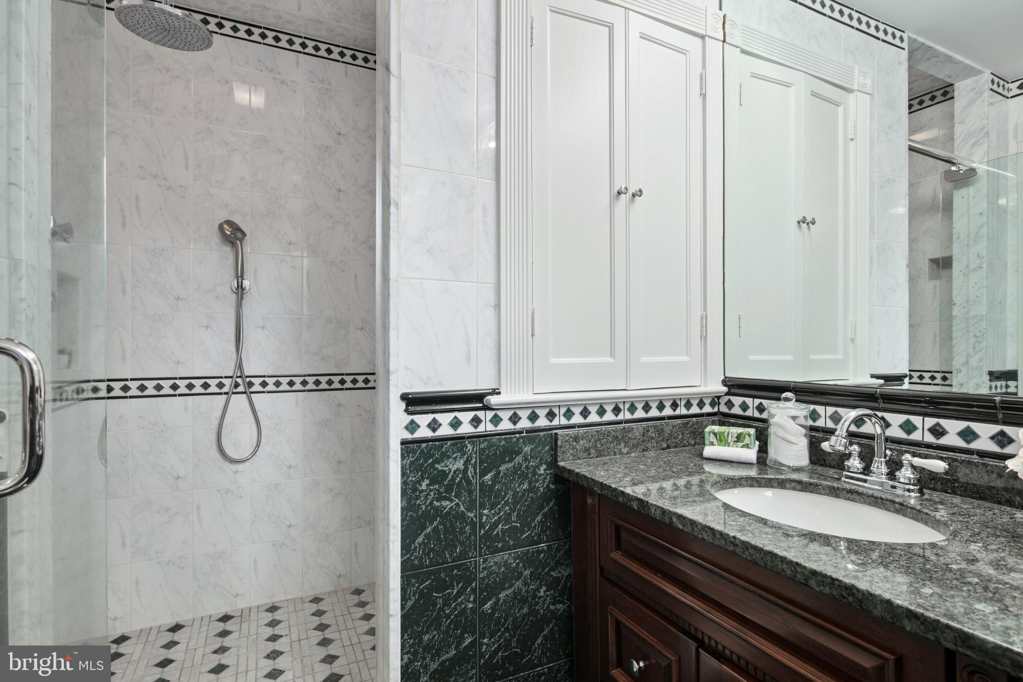 1751 Crestwood Dr NW