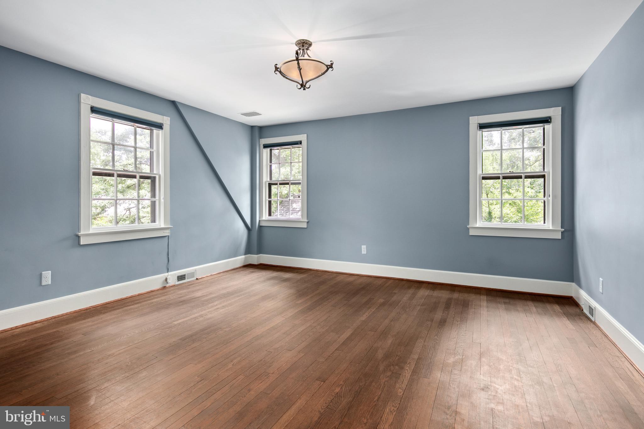 1751 Crestwood Dr NW